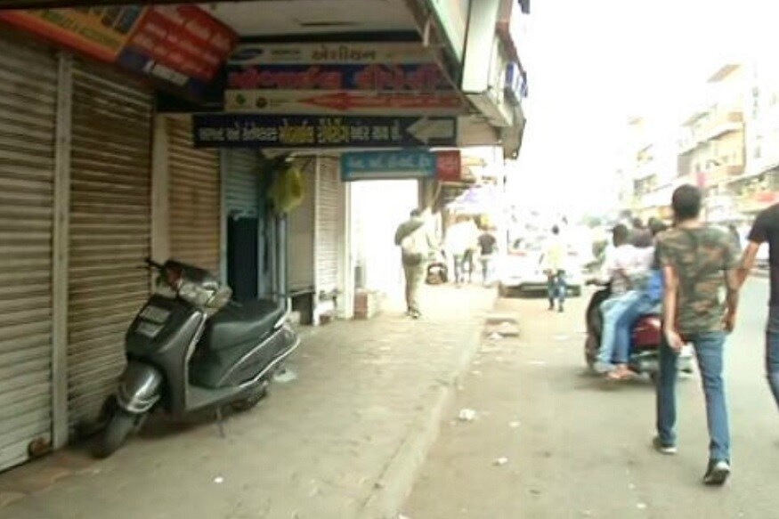આજ સવારથી શહેરના કોટ વિસ્તાર જેમકે લાલ દરવાજા, રિલીફ રોડ અને તેની આસપાસનાં વિસ્તારોની દુકાનો બંધ જોવા મળી હતી. આ સાથે રિલિફ રોડ પર પણ મોટી સંખ્યામાં લોકો આવી ગયા હતાં. જેમને પોલીસે આવીને ભેગા ન થવાની અપિલ કરી હતી. આજ સવારથી શહેરના કોટ વિસ્તાર જેમકે લાલ દરવાજા, રિલીફ રોડ અને તેની આસપાસનાં વિસ્તારોની દુકાનો બંધ જોવા મળી હતી. આ સાથે રિલિફ રોડ પર પણ મોટી સંખ્યામાં લોકો આવી ગયા હતાં. જેમને પોલીસે આવીને ભેગા ન થવાની અપિલ કરી હતી.