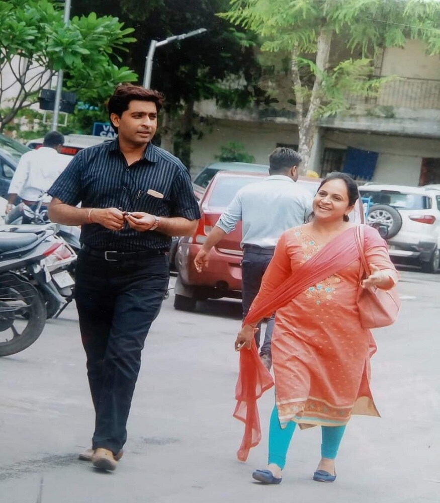બાદમાં કોર્પોરેટર અને તેના પતિ વતિ લાંચની રકમ 50 હજાર લેવા માટે હિતેશ મનુ પટેલ ઉધના દરવાજા એપલ હોસ્પિટલ આગળ જાહેર રોડ ઉપર આવતા મહિલા કોર્પોરેટર વતી લાંચ લેતા હિતેશને રંગેહાથ એસીબીએ ઝડપી લઈને કાયદેસરની કાર્યવાહી હાથ ધરી હતી. બીજી બાજુ એસીબીએ કોર્પોરેટર કપિલાબેન અને તેના પતિ પલ્કેશની શોધખોળ હાથ ધરી છે. હાલ પતિ-પત્ની પોલીસ પકડથી દુર છે, તો બીજી બાજુ લાંચના સમગ્ર પ્રકરણ અંગે શહેર કોગ્રેસ દ્વારા પ્રદેશ કક્ષાએ જાણ કરવામાં આવી છે અને ત્યાંથી જે દિશા નિર્દેશ મળે તે પ્રમાણે ચોક્કસ પગલાં લેવામાં આવશે તેમ કહેવામાં આવ્યું, સસ્પેન્ડ કરવા સુધીની કાર્યવાહી આગામી દિવસમાં કરવામાં આવે તેવી શક્યતા. બાદમાં કોર્પોરેટર અને તેના પતિ વતિ લાંચની રકમ 50 હજાર લેવા માટે હિતેશ મનુ પટેલ ઉધના દરવાજા એપલ હોસ્પિટલ આગળ જાહેર રોડ ઉપર આવતા મહિલા કોર્પોરેટર વતી લાંચ લેતા હિતેશને રંગેહાથ એસીબીએ ઝડપી લઈને કાયદેસરની કાર્યવાહી હાથ ધરી હતી. બીજી બાજુ એસીબીએ કોર્પોરેટર કપિલાબેન અને તેના પતિ પલ્કેશની શોધખોળ હાથ ધરી છે. હાલ પતિ-પત્ની પોલીસ પકડથી દુર છે, તો બીજી બાજુ લાંચના સમગ્ર પ્રકરણ અંગે શહેર કોગ્રેસ દ્વારા પ્રદેશ કક્ષાએ જાણ કરવામાં આવી છે અને ત્યાંથી જે દિશા નિર્દેશ મળે તે પ્રમાણે ચોક્કસ પગલાં લેવામાં આવશે તેમ કહેવામાં આવ્યું, સસ્પેન્ડ કરવા સુધીની કાર્યવાહી આગામી દિવસમાં કરવામાં આવે તેવી શક્યતા.