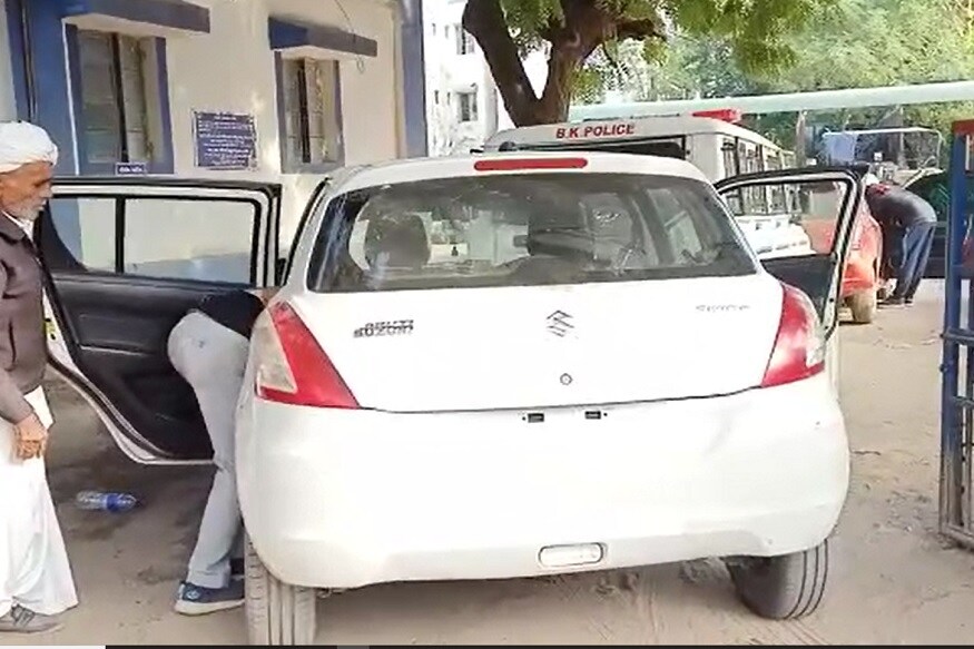 આ મામલે મળતી માહિતી પ્રમાણે બનાસકાંઠાનાં દિયોદર ગામનાં ફોરણા સિમમાંથી લાખો રૂપિયાનો દારૂ ઝડપાયો છે. ખાનગી બાતમીને આધારે દિયોદર પોલીસે વોચ ગોઠવીને આ બંન્ને કારને ઝડપી પાડી છે. પરંતુ આ કારનાં બંન્ને ચાલકો ગાડી મુકીને ફરાર થઇ ગયા છે. આ બંન્ને ચાલકોને શોધવા માટે પોલીસે કવાયત હાથ ધરી છે. આ મામલે મળતી માહિતી પ્રમાણે બનાસકાંઠાનાં દિયોદર ગામનાં ફોરણા સિમમાંથી લાખો રૂપિયાનો દારૂ ઝડપાયો છે. ખાનગી બાતમીને આધારે દિયોદર પોલીસે વોચ ગોઠવીને આ બંન્ને કારને ઝડપી પાડી છે. પરંતુ આ કારનાં બંન્ને ચાલકો ગાડી મુકીને ફરાર થઇ ગયા છે. આ બંન્ને ચાલકોને શોધવા માટે પોલીસે કવાયત હાથ ધરી છે.