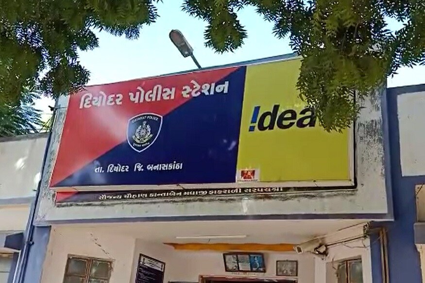મહત્વનું છે કે, થોડા દિવસ પહેલા મોરબીનાં નવલખી રોડ ઉપરથી પસાર થતી કારમાંથી 55 બોટલ દારૂ મળી આવતા પોલીસે કાર અને દારૂ સહીત કુલ 1.78 લાખના મુદામલા સાથે એક શખ્સની ધરપકડ કરી હતી. શહેરનાં નવલખી ફાટક પાસેથી પસાર થઈ રહેલી ઓલ્ટો કારને રોકીને એલસીબીની ટીમ દ્વારા કારની તલાસી લેવામાં આવતા કુલ 55 બોટલ વિદેશી દારૂ મળી આવ્યો હતો. જેથી 28600 કિંમતનો દારૂ તેમજ કાર નંબર જીજે 6 બીકે 1725 જેની કિંમત રૂપિયા 1.50 લાખ એમ કુલ મળીને પોલીસે 1.78 લાખનો મુદામાલ કબજે કરેલ છે. આરોપી રફીક ઓસમાણભાઇ બાંભણીયા (ઉ 41) રહે, વાવડી રોડ વાળાની પુછપરછ હાથ ધરી છે. મહત્વનું છે કે, થોડા દિવસ પહેલા મોરબીનાં નવલખી રોડ ઉપરથી પસાર થતી કારમાંથી 55 બોટલ દારૂ મળી આવતા પોલીસે કાર અને દારૂ સહીત કુલ 1.78 લાખના મુદામલા સાથે એક શખ્સની ધરપકડ કરી હતી. શહેરનાં નવલખી ફાટક પાસેથી પસાર થઈ રહેલી ઓલ્ટો કારને રોકીને એલસીબીની ટીમ દ્વારા કારની તલાસી લેવામાં આવતા કુલ 55 બોટલ વિદેશી દારૂ મળી આવ્યો હતો. જેથી 28600 કિંમતનો દારૂ તેમજ કાર નંબર જીજે 6 બીકે 1725 જેની કિંમત રૂપિયા 1.50 લાખ એમ કુલ મળીને પોલીસે 1.78 લાખનો મુદામાલ કબજે કરેલ છે. આરોપી રફીક ઓસમાણભાઇ બાંભણીયા (ઉ 41) રહે, વાવડી રોડ વાળાની પુછપરછ હાથ ધરી છે.