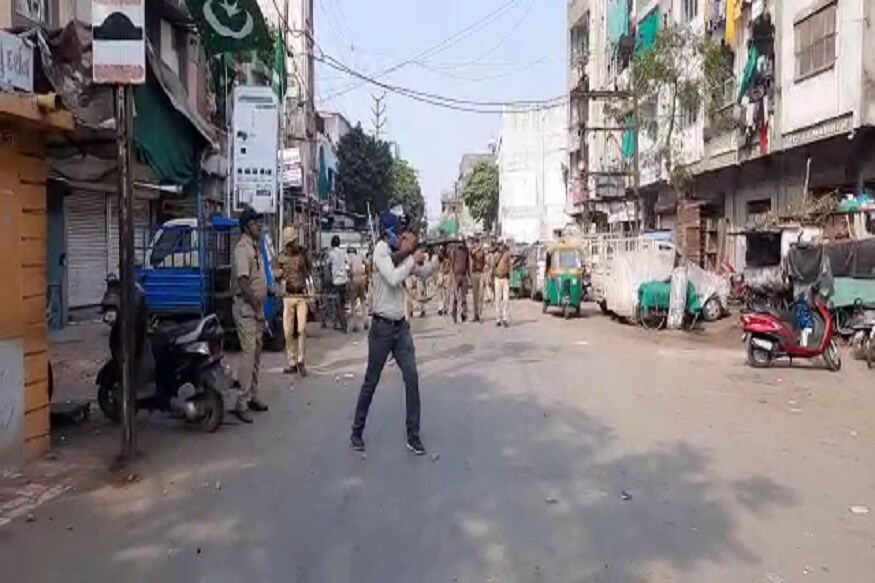 હાથીખાના પાસે બનેલી ઘટના બાદ આ વિસ્તારમાં મહિલાઓ મોટી સંખ્યામાં એકત્રીત થઇ હતી. વારંવાર કહેવા છતાં મહિલાઓનું ટોળુ વિખેરાતું ન હોવાના કારણે આખરે મહિલા પોલીસ અધિકારીએ લાઉડ સ્પિકર પર તમામને વિખેરાઇ જવાની સુચના આપવાનું શરૂ કર્યું હતું હાથીખાના પાસે બનેલી ઘટના બાદ આ વિસ્તારમાં મહિલાઓ મોટી સંખ્યામાં એકત્રીત થઇ હતી. વારંવાર કહેવા છતાં મહિલાઓનું ટોળુ વિખેરાતું ન હોવાના કારણે આખરે મહિલા પોલીસ અધિકારીએ લાઉડ સ્પિકર પર તમામને વિખેરાઇ જવાની સુચના આપવાનું શરૂ કર્યું હતું