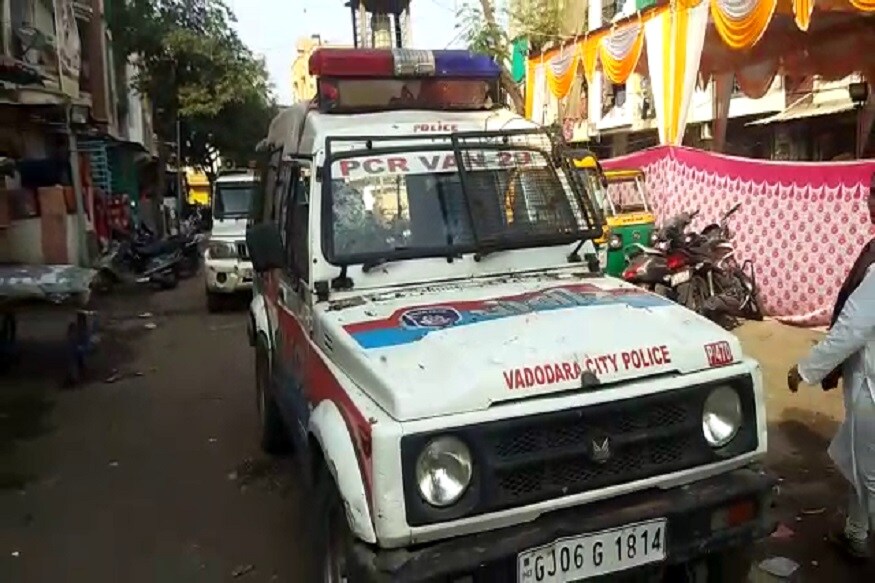 હાથીખાના અને ફતેપુરામાં થયેલા એચ ડિવીઝનના એ.સી.પી. ભરત રાઠોડ અને પી.આઇ. એન.બી. જાડેજા પણ પથ્થરમારામાં ઇજાગ્રસ્ત થયા હતા અને ગણતરીની મિનિટોમાં જ પોલીસના આઠથી વધુ વાહનોના કાચ તોડી નાંખવામાં આવ્યાં હતા હાથીખાના અને ફતેપુરામાં થયેલા એચ ડિવીઝનના એ.સી.પી. ભરત રાઠોડ અને પી.આઇ. એન.બી. જાડેજા પણ પથ્થરમારામાં ઇજાગ્રસ્ત થયા હતા અને ગણતરીની મિનિટોમાં જ પોલીસના આઠથી વધુ વાહનોના કાચ તોડી નાંખવામાં આવ્યાં હતા