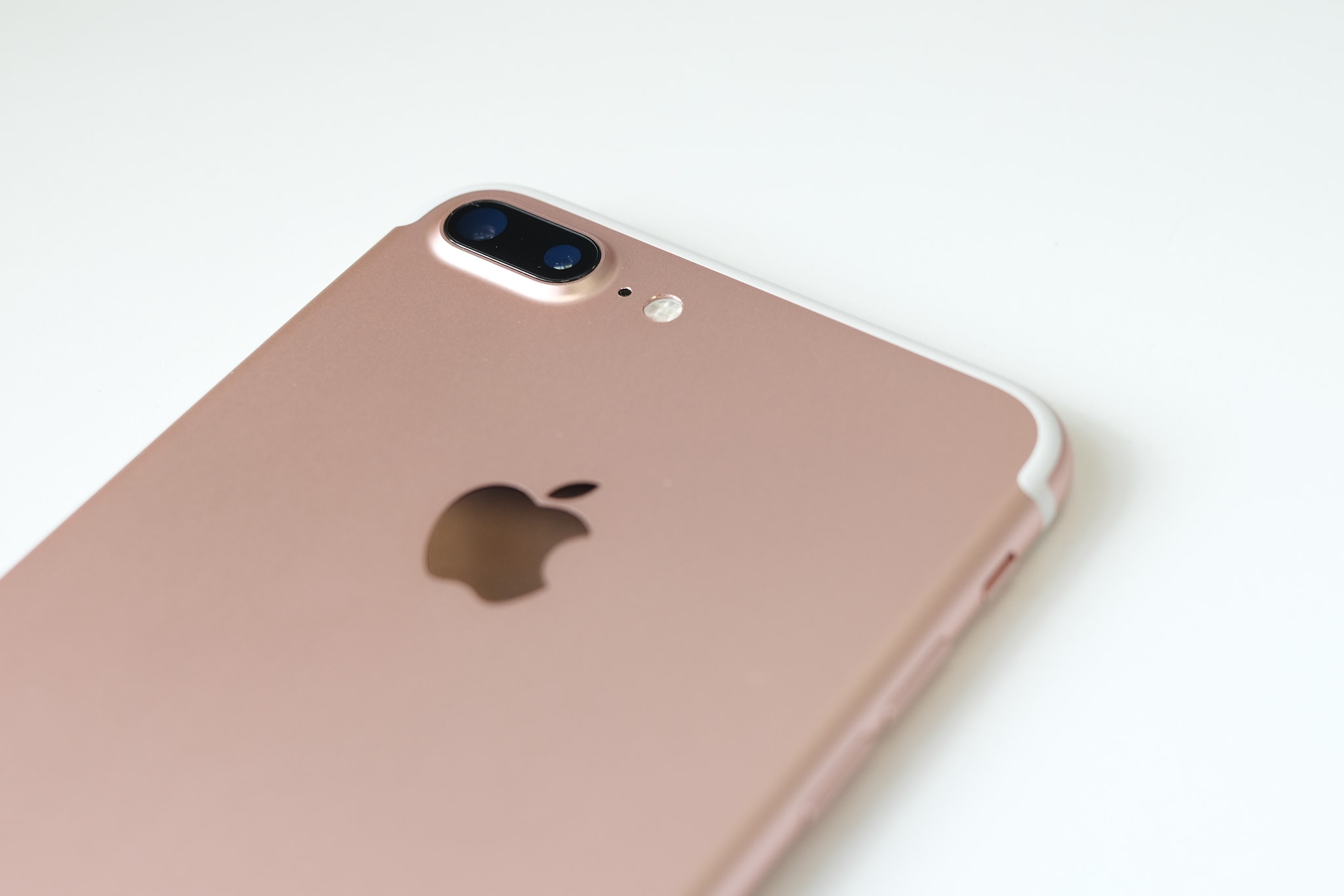 iPhone 7ના 32 જીબી રોઝ ગોલ્ડ વેરિએન્ટની ખરીદી પર 16% ડિસ્કાઉન્ટ આપવામાં આવી રહ્યું છે. આ ફોનની કિંમત 29,900 રૂપિયા છે, પરંતુ સેલમાં તે 24,999 રૂપિયામાં ઉપલબ્ધ છે. આ ઉપરાંત ફોનને ફક્ત 14,199 રૂપિયામાં ખરીદી શકાય છે. આ માટે તમને એક્સચેન્જ ઑફર આપવામાં આવી રહી છે. iPhone 7ના 32 જીબી રોઝ ગોલ્ડ વેરિએન્ટની ખરીદી પર 16% ડિસ્કાઉન્ટ આપવામાં આવી રહ્યું છે. આ ફોનની કિંમત 29,900 રૂપિયા છે, પરંતુ સેલમાં તે 24,999 રૂપિયામાં ઉપલબ્ધ છે. આ ઉપરાંત ફોનને ફક્ત 14,199 રૂપિયામાં ખરીદી શકાય છે. આ માટે તમને એક્સચેન્જ ઑફર આપવામાં આવી રહી છે.