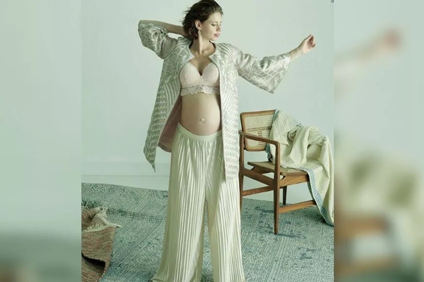 મુંબઈ: ફિલ્મ અભિનેત્રી કલ્કી કોચલિન (Kalki Koechlin) ટૂંક સમયમાં માતા બનવા જઈ રહી છે. ફરી એકવાર તેણે બેબી બમ્પ સાથે દમદાર ફોટોશૂટ કરાવ્યું છે. કલ્કી તેના બોયફ્રેન્ડ ઇઝરાઇલી પિયાનોપ્લેયર ગાય હર્શબર્ગથી તેના પહેલા સંતાનની માતા બનવાની છે. ઑક્ટોબરમાં તેણે પહેલા બેબી બમ્પ સાથેની તસવીર સોશિયલ મીડિયા પર શેર કરી હતી. મુંબઈ: ફિલ્મ અભિનેત્રી કલ્કી કોચલિન (Kalki Koechlin) ટૂંક સમયમાં માતા બનવા જઈ રહી છે. ફરી એકવાર તેણે બેબી બમ્પ સાથે દમદાર ફોટોશૂટ કરાવ્યું છે. કલ્કી તેના બોયફ્રેન્ડ ઇઝરાઇલી પિયાનોપ્લેયર ગાય હર્શબર્ગથી તેના પહેલા સંતાનની માતા બનવાની છે. ઑક્ટોબરમાં તેણે પહેલા બેબી બમ્પ સાથેની તસવીર સોશિયલ મીડિયા પર શેર કરી હતી.