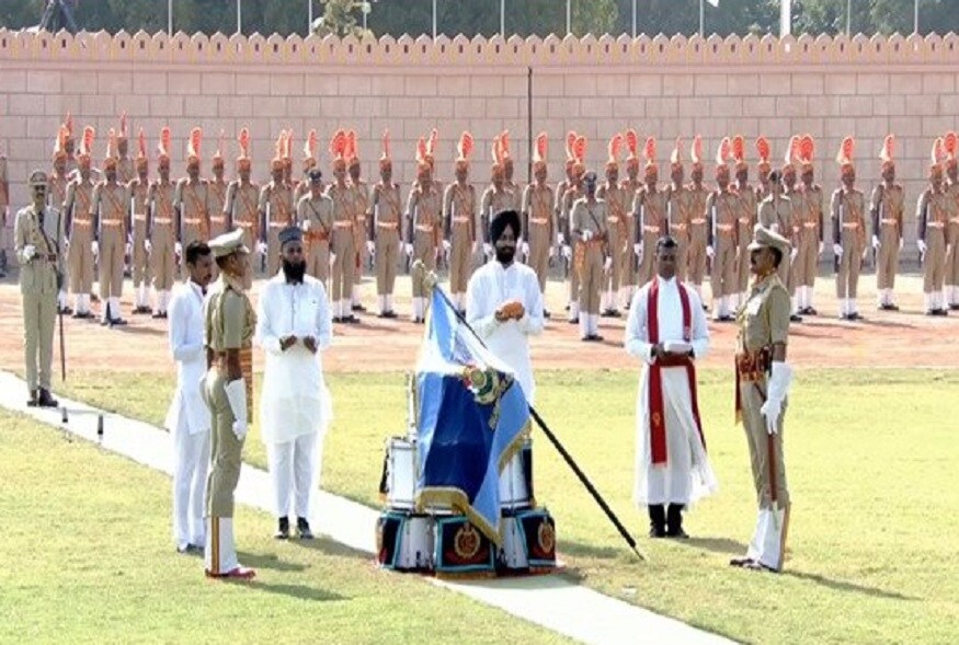 નિશાન પ્રદાન' કાર્યક્રમની શરૂઆતમાં ગુજરાત પોલીસના ધ્વજ સમક્ષ સર્વધર્મ સમભાવની થીમ સાથે સમતા, સમાનતા અને સહિષ્ણુતાનો મેસેજ આપ્યો હતો. નિશાન પ્રદાન' કાર્યક્રમની શરૂઆતમાં ગુજરાત પોલીસના ધ્વજ સમક્ષ સર્વધર્મ સમભાવની થીમ સાથે સમતા, સમાનતા અને સહિષ્ણુતાનો મેસેજ આપ્યો હતો.