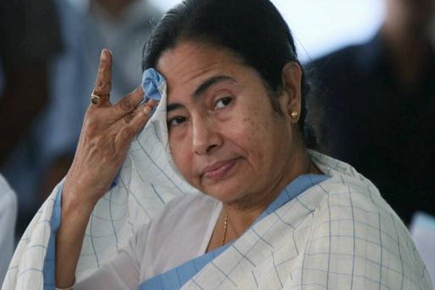 કોલકાતાઃ પશ્વિમ બંગાળમાં મમતા બેનર્જીની (mamata banerjee) સત્તાવાળી તૃણમૂળ કોંગ્રેસની સરકારે કોલકત્તા હાઈકોર્ટે (kolkata high court)મોટો ફટકો આપ્યો છે. તાજેતરમાં કેન્દ્રની મોદી સરકાર દ્વારા બનાવવામાં આવેલા નાગરિકતા સંશોધન કાયદાનો વિરોધ ટીએમસી અને મુખ્યમંત્રી (chief minister) મમતા બેનર્જીએ અનેક રેલીઓમાં કર્યો હતો. કોલકાતાઃ પશ્વિમ બંગાળમાં મમતા બેનર્જીની (mamata banerjee) સત્તાવાળી તૃણમૂળ કોંગ્રેસની સરકારે કોલકત્તા હાઈકોર્ટે (kolkata high court)મોટો ફટકો આપ્યો છે. તાજેતરમાં કેન્દ્રની મોદી સરકાર દ્વારા બનાવવામાં આવેલા નાગરિકતા સંશોધન કાયદાનો વિરોધ ટીએમસી અને મુખ્યમંત્રી (chief minister) મમતા બેનર્જીએ અનેક રેલીઓમાં કર્યો હતો.