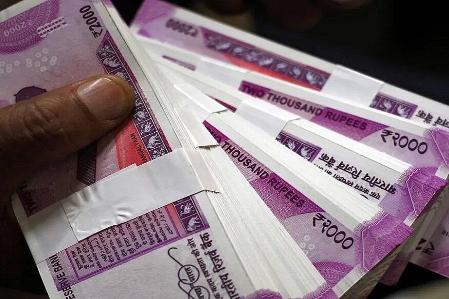  ભાજપના વિધાયકનો આરોપ છે કે જૈદપુર પોલીસ સ્ટેશનના બે સબ ઇનસ્પેક્ટમાંથી એક લખનઉમાં 5 કરોડનો બંગલો બનાવી રહ્યો છે. જ્યારે બીજો મોટી કમાણી કરી રહ્યો છે. વિધાયકે આરોપ લગાવ્યો છે કે અહીંના કોન્સ્ટેબલો પાસે પણ એક એક લક્ઝરી ગાડીઓ અને આલીશાન મકાન છે. કેટલાક કોન્સ્ટેબલો તો ટ્રાન્સફર થયા પછી પણ આ પોલીસ સ્ટેશનમાં પડ્યા પાથર્યા છે.