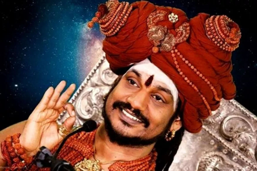 નિત્યાનંદ જેનું અસલી નામ રાજશેખરન છે, તે તમિલનાડુ (Tamil Nadu)નો રહેવાસી છે. તે વર્ષ 2000માં બેંગલુરુની પાસે એક આશ્રમ બનાવ્યા બાદ પ્રભાવશાળી થઈ ગયો હતો. તેના મોટાભાગના ભાષણ આધ્યાત્મિક ગુરુ ઓશો રજનીશના વિચારો પર આધારિત હોય છે. 2010માં નિત્યાનંદ ત્યારે ચર્ચામાં આવ્યો હતો જ્યારે તેનો એક એક્ટ્રેસ સાથે આપત્તિજનક સ્થિતિમાં વીડિયો વાયરલ થયો હતો. બાદમાં તેની પર દુષ્કર્મ (Rape)નો આરોપ લાગ્યો હતો અને તેની ધરપકડ કરવામાં આવી હતી. આ કેસ ઉપરાંત અન્ય દુષ્કર્મ કેસમાં પણ તેની પર ચાર્જશીટ દાખલ કરવામાં આવી હતી. નિત્યાનંદ જેનું અસલી નામ રાજશેખરન છે, તે તમિલનાડુ (Tamil Nadu)નો રહેવાસી છે. તે વર્ષ 2000માં બેંગલુરુની પાસે એક આશ્રમ બનાવ્યા બાદ પ્રભાવશાળી થઈ ગયો હતો. તેના મોટાભાગના ભાષણ આધ્યાત્મિક ગુરુ ઓશો રજનીશના વિચારો પર આધારિત હોય છે. 2010માં નિત્યાનંદ ત્યારે ચર્ચામાં આવ્યો હતો જ્યારે તેનો એક એક્ટ્રેસ સાથે આપત્તિજનક સ્થિતિમાં વીડિયો વાયરલ થયો હતો. બાદમાં તેની પર દુષ્કર્મ (Rape)નો આરોપ લાગ્યો હતો અને તેની ધરપકડ કરવામાં આવી હતી. આ કેસ ઉપરાંત અન્ય દુષ્કર્મ કેસમાં પણ તેની પર ચાર્જશીટ દાખલ કરવામાં આવી હતી.