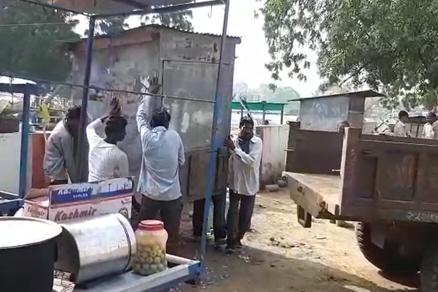 કેવડિયા : નર્મદા જિલ્લામાં આવેલી વિશ્વની સૌથી મોટી પ્રતિમાને જોવા માટે મોટા પ્રમાણમાં પ્રવાસીઓ આવી રહ્યાં છે. ત્યારે નવા ઇન્ફ્રાસ્ટ્રક્ચરનાં નામે પોલીસે સ્થાનિક લોકોની રોજગારી પર લાત મારતા તેમના લારી ગલ્લાને હટાવવાની કામગીરી હાથ ધરી છે. જેના કારણે સ્થાનિકોમાં ઘણો જ રોષ છવાયો છે. કેવડિયા : નર્મદા જિલ્લામાં આવેલી વિશ્વની સૌથી મોટી પ્રતિમાને જોવા માટે મોટા પ્રમાણમાં પ્રવાસીઓ આવી રહ્યાં છે. ત્યારે નવા ઇન્ફ્રાસ્ટ્રક્ચરનાં નામે પોલીસે સ્થાનિક લોકોની રોજગારી પર લાત મારતા તેમના લારી ગલ્લાને હટાવવાની કામગીરી હાથ ધરી છે. જેના કારણે સ્થાનિકોમાં ઘણો જ રોષ છવાયો છે.