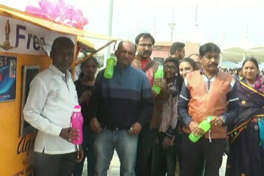 વડોદરાની એક્વાપોઇન્ટ સંસ્થા દ્વારા રોજ હજારોની સંખ્યામાં આવતા પ્રવાસીઓને પીવા માટે પાણી મળે તે હેતુથી 6 વોટર ATM મુકવામાં આવ્યાં છે. જેમાંથી કોઇપણ વ્યક્તિ પોતાની બોટલ કે પાણી ભરવાનાં વાસણમાં પાણી મફતમાં લઇ શકે છે. જ્યારે તેમની પાસે પ્લાસ્ટિકની બોટલો પણ છે. જો કોઇ પ્રવાસીને સંસ્થાની બોટલમાં પાણી જોઇએ તો તેમને તે માટે 50 રૂપિયા ચુકવવાનાં રહેશે. સરકાર દ્વારા વડોદરામાં કામ કરતી આ સંસ્થા ને હાલ ટ્રાયલબેસ કામ સોંપ્યું. જેથી પ્રવસીઓનાં ધસારાને જોતા આ સંસ્થાએ 6 ટેમ્પામાં ATM મશીનો લાવી પ્રવાસીઓને મફતમાં પાણી વિતરણ કરવામાં આવી રહ્યું છે. આ સાથે સ્ટેચ્યૂ ઓફ યુનિટીનાં લોગો વાળા પ્લાસ્ટિકનાં બોટલો પણ વેચ્યા હતા. વડોદરાની એક્વાપોઇન્ટ સંસ્થા દ્વારા રોજ હજારોની સંખ્યામાં આવતા પ્રવાસીઓને પીવા માટે પાણી મળે તે હેતુથી 6 વોટર ATM મુકવામાં આવ્યાં છે. જેમાંથી કોઇપણ વ્યક્તિ પોતાની બોટલ કે પાણી ભરવાનાં વાસણમાં પાણી મફતમાં લઇ શકે છે. જ્યારે તેમની પાસે પ્લાસ્ટિકની બોટલો પણ છે. જો કોઇ પ્રવાસીને સંસ્થાની બોટલમાં પાણી જોઇએ તો તેમને તે માટે 50 રૂપિયા ચુકવવાનાં રહેશે. સરકાર દ્વારા વડોદરામાં કામ કરતી આ સંસ્થા ને હાલ ટ્રાયલબેસ કામ સોંપ્યું. જેથી પ્રવસીઓનાં ધસારાને જોતા આ સંસ્થાએ 6 ટેમ્પામાં ATM મશીનો લાવી પ્રવાસીઓને મફતમાં પાણી વિતરણ કરવામાં આવી રહ્યું છે. આ સાથે સ્ટેચ્યૂ ઓફ યુનિટીનાં લોગો વાળા પ્લાસ્ટિકનાં બોટલો પણ વેચ્યા હતા.