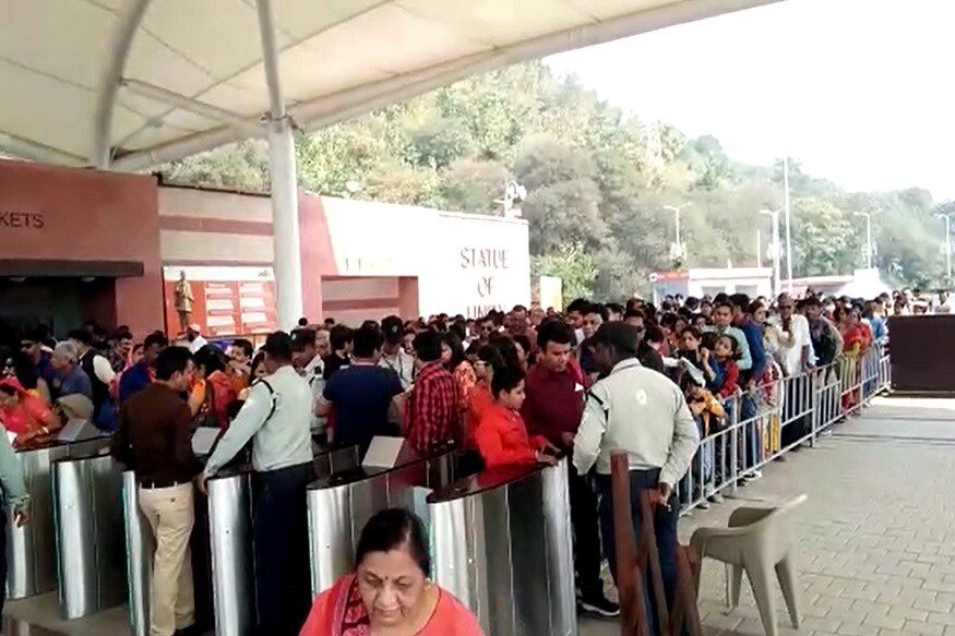 દિપક પટેલ, કેવડિયા : રાજ્યમાં આવેલી વિશ્વની સૌથી ઊંચી પ્રતિમા સ્ટેચ્યૂ ઓફ યુનિટી પર રોજ જ હજારોની સંખ્યામાં પ્રવાસીઓ આવી રહ્યાં છે. 25મી ડિસેમ્બરથી 30 ડિસેમ્બર સુધી એટલે પાંચ દિવસમાં 1.50 લાખથી વધુ પ્રવાસીઓ અહીં ઉમટી પડ્યા હતાં. પરંતુ આજે પ્રવાસીઓને હાલાકીનો સામનો કરવો પડ્યો હતો. બારકોડ સ્કેનર બંધ થતા લાંબી કતારો લાગી હતી. 4 કરોડનાં ખર્ચે મુકાયેલ બારકોડ સ્કેનર શોભનાં ગાંઠિયા સમાન બનતા પ્રસીઓમાં રોષ વ્યાપ્યો હતો. સવારથી બપોર સુધીમાં ત્રણવાર મશીનો ખોટકાયા હતાં. જોકે, તે બાદ રાબેતા મુજબ કામ ચાલ્યું હતું. દિપક પટેલ, કેવડિયા : રાજ્યમાં આવેલી વિશ્વની સૌથી ઊંચી પ્રતિમા સ્ટેચ્યૂ ઓફ યુનિટી પર રોજ જ હજારોની સંખ્યામાં પ્રવાસીઓ આવી રહ્યાં છે. 25મી ડિસેમ્બરથી 30 ડિસેમ્બર સુધી એટલે પાંચ દિવસમાં 1.50 લાખથી વધુ પ્રવાસીઓ અહીં ઉમટી પડ્યા હતાં. પરંતુ આજે પ્રવાસીઓને હાલાકીનો સામનો કરવો પડ્યો હતો. બારકોડ સ્કેનર બંધ થતા લાંબી કતારો લાગી હતી. 4 કરોડનાં ખર્ચે મુકાયેલ બારકોડ સ્કેનર શોભનાં ગાંઠિયા સમાન બનતા પ્રસીઓમાં રોષ વ્યાપ્યો હતો. સવારથી બપોર સુધીમાં ત્રણવાર મશીનો ખોટકાયા હતાં. જોકે, તે બાદ રાબેતા મુજબ કામ ચાલ્યું હતું.