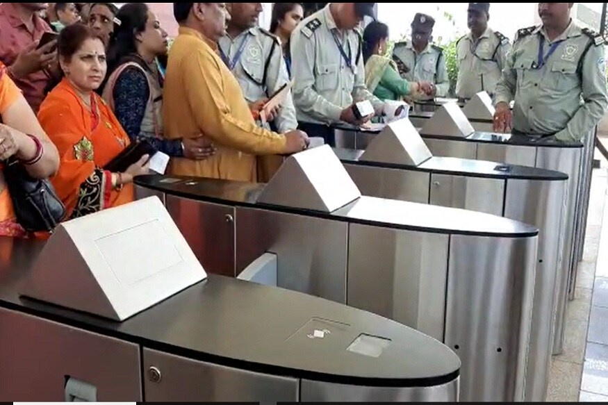 આજે વર્ષનો અંતિમ દિવસ એટલે અહીંયા પ્રવાસીઓ ઠંડી મોસમ અને સુંદર વાતાવરણ વચ્ચે નવા વર્ષને આવકારવા માટે થનગની રહ્યા છે. બપોરનાં બાર કલાક સુધીમાં 20 હજાર પ્રવાસીઓ આવી ગયા હતા. હજુ પ્રવાસીઓ આવવાનાં ચાલુ જ છે. સાંજ સુધીમાં 40 હજાર પાર કરે તેવી શક્યતા તંત્ર કરી રહ્યું છે. આજે વર્ષનો અંતિમ દિવસ એટલે અહીંયા પ્રવાસીઓ ઠંડી મોસમ અને સુંદર વાતાવરણ વચ્ચે નવા વર્ષને આવકારવા માટે થનગની રહ્યા છે. બપોરનાં બાર કલાક સુધીમાં 20 હજાર પ્રવાસીઓ આવી ગયા હતા. હજુ પ્રવાસીઓ આવવાનાં ચાલુ જ છે. સાંજ સુધીમાં 40 હજાર પાર કરે તેવી શક્યતા તંત્ર કરી રહ્યું છે.