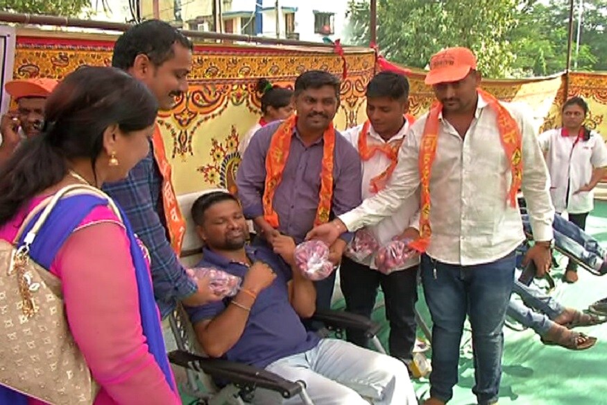સામાન્ય રીતે રકત દાન કરવા કોઇ પણ જાય તો તેને લોહી લીધા બાદ ચા કોફી અને બિસ્કીટ આપવામાં આવે છે. જેથી તેને ચક્કર ના આવે. પરંતુ શિવ સેના દ્વારા લોહી આપવા આવેલા લોકોને ચા અને બિસ્કીટતો આપ્યા જ હતા અને સાથે એક એક કિોલો કાંદા આપ્યા હતા જેની બજાર કિમત અત્યારે 100થી 140ની વચ્ચે છે. સામાન્ય રીતે રકત દાન કરવા કોઇ પણ જાય તો તેને લોહી લીધા બાદ ચા કોફી અને બિસ્કીટ આપવામાં આવે છે. જેથી તેને ચક્કર ના આવે. પરંતુ શિવ સેના દ્વારા લોહી આપવા આવેલા લોકોને ચા અને બિસ્કીટતો આપ્યા જ હતા અને સાથે એક એક કિોલો કાંદા આપ્યા હતા જેની બજાર કિમત અત્યારે 100થી 140ની વચ્ચે છે.