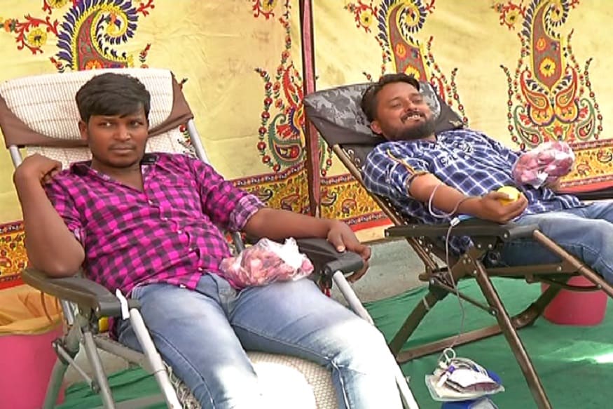 સાથો સાથ અમે કેન્દ્ર કરકાની મોધવારી ડામવાની નીતીઓનો પણ વિરોધ નોધાવ્યે છે. ગરીબોની કસ્તુરી કહેવાય તેવા કાંદા એટલા મોધા થઇ ગયા છેકે અમે રકત દાન કરવા આપનારને એક કિલો કાંદા આપી રહ્યા છે. સાથો સાથ અમે કેન્દ્ર કરકાની મોધવારી ડામવાની નીતીઓનો પણ વિરોધ નોધાવ્યે છે. ગરીબોની કસ્તુરી કહેવાય તેવા કાંદા એટલા મોધા થઇ ગયા છેકે અમે રકત દાન કરવા આપનારને એક કિલો કાંદા આપી રહ્યા છે.
