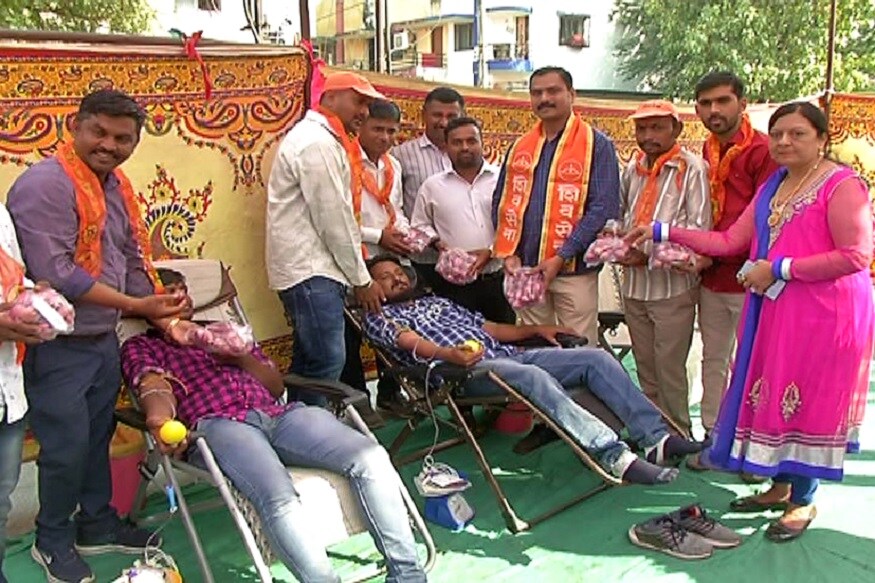 આજે સુરતમાં (surat) એવા દ્રશ્યો સર્જાયા હતા જ્યા લોહી કરતા કાંદા (Onion) મોંધા હોઇ તેવું લાગી રહ્યું હતું. સુરત શિવ સેના (Shiv Sena) દ્વારા આજે ઉધના વિસ્તારમાં એક રકતદાન કેમ્પ (Blood Donation Camp) બ્લડની અછત દૂર કરવા માટે રાખવામાં આવ્યો હતો. જેમાં રકત આપનાર તમામ લોકોને એક એક કિલો કાંદા આપવામાં આવ્યા હતા. (પ્રજ્ઞેશ વ્યાસ, સુરત) આજે સુરતમાં (surat) એવા દ્રશ્યો સર્જાયા હતા જ્યા લોહી કરતા કાંદા (Onion) મોંધા હોઇ તેવું લાગી રહ્યું હતું. સુરત શિવ સેના (Shiv Sena) દ્વારા આજે ઉધના વિસ્તારમાં એક રકતદાન કેમ્પ (Blood Donation Camp) બ્લડની અછત દૂર કરવા માટે રાખવામાં આવ્યો હતો. જેમાં રકત આપનાર તમામ લોકોને એક એક કિલો કાંદા આપવામાં આવ્યા હતા. (પ્રજ્ઞેશ વ્યાસ, સુરત)