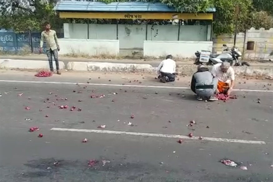ગુરુવારે રાજકોટ-ગોંડલ હાઇવે પર એક ટ્રેક્ટરમાંથી ડુંગળી રસ્તા પર પડી હતી. ટ્રેક્ટરમાં રહેલી ડુંગળીની એક બોરી તૂટી જતાં ડુંગળી રસ્તા પર પથરાઈ ગઈ હતી. જે બાદમાં રસ્તેથી પસાર થતા લોકોએ જીવની પરવા કર્યા વગર ડુંગળીની લૂંટ ચલાવી દીધી હતી. ગુરુવારે રાજકોટ-ગોંડલ હાઇવે પર એક ટ્રેક્ટરમાંથી ડુંગળી રસ્તા પર પડી હતી. ટ્રેક્ટરમાં રહેલી ડુંગળીની એક બોરી તૂટી જતાં ડુંગળી રસ્તા પર પથરાઈ ગઈ હતી. જે બાદમાં રસ્તેથી પસાર થતા લોકોએ જીવની પરવા કર્યા વગર ડુંગળીની લૂંટ ચલાવી દીધી હતી.