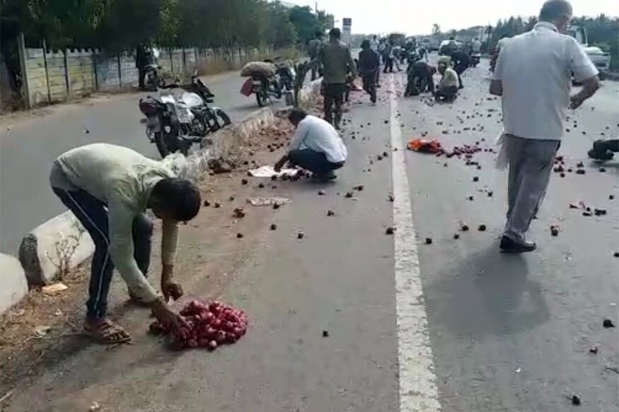 રાજકોટ : ગરીબોની કસ્તૂરી ગણાતી ડુંગળી અત્યારે ઊંચા ભાવને કારણે અનેક લોકોને રડાવી રહી છે. ગત અઠવાડિયે દેશમાં ડુંગળીનો ભાવ રેકોર્ડ સ્તર પર પહોંચી ગયો હતો. સૌરાષ્ટ્રમાં ડુંગળીનો પાક તૈયાર થઈ ગયો હોવાથી ખેડૂતો ટ્રકો અને ટ્રેક્ટરો ભરીને ડુંગળી વેચવા માટે રાજકોટ અને ગોંડલ માર્કેટિંગ યાર્ડમાં આવી રહ્યા છે. ગુરુવારે રાજકોટ-ગોંડલ હાઇવે પર રસ્તા પર ડુંગળી ઢોળાયા બાદ લોકોએ રીતસરની લૂંટ ચલાવી હતી. રાજકોટ : ગરીબોની કસ્તૂરી ગણાતી ડુંગળી અત્યારે ઊંચા ભાવને કારણે અનેક લોકોને રડાવી રહી છે. ગત અઠવાડિયે દેશમાં ડુંગળીનો ભાવ રેકોર્ડ સ્તર પર પહોંચી ગયો હતો. સૌરાષ્ટ્રમાં ડુંગળીનો પાક તૈયાર થઈ ગયો હોવાથી ખેડૂતો ટ્રકો અને ટ્રેક્ટરો ભરીને ડુંગળી વેચવા માટે રાજકોટ અને ગોંડલ માર્કેટિંગ યાર્ડમાં આવી રહ્યા છે. ગુરુવારે રાજકોટ-ગોંડલ હાઇવે પર રસ્તા પર ડુંગળી ઢોળાયા બાદ લોકોએ રીતસરની લૂંટ ચલાવી હતી.