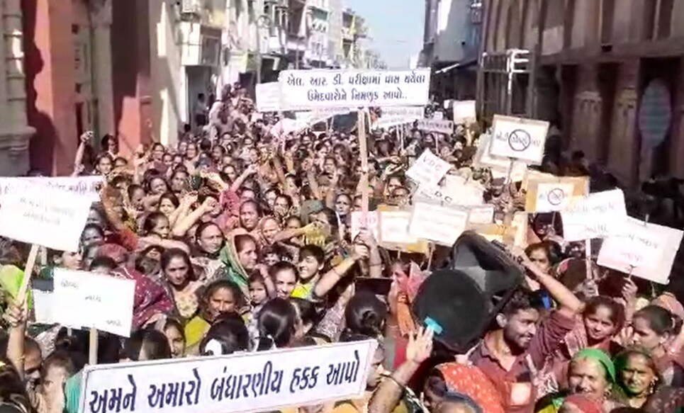 આ તમામે તમામ 1,578 જગ્યા મહિલાની બીન અનામત વર્ગની કેટેગરીને જ મળવી જોઈએ તથા જે 3/9/2014ના આધારે ભરતી કરવામાં આવી રહી છે તે તદ્દન ગેરવ્યાજબી અને ગેર કાયદેસર છે કારણ કે તે પરિપત્ર આ નિયમો વિરુદ્ધ છે. (ફાઇલ તસવીર) આ તમામે તમામ 1,578 જગ્યા મહિલાની બીન અનામત વર્ગની કેટેગરીને જ મળવી જોઈએ તથા જે 3/9/2014ના આધારે ભરતી કરવામાં આવી રહી છે તે તદ્દન ગેરવ્યાજબી અને ગેર કાયદેસર છે કારણ કે તે પરિપત્ર આ નિયમો વિરુદ્ધ છે. (ફાઇલ તસવીર)