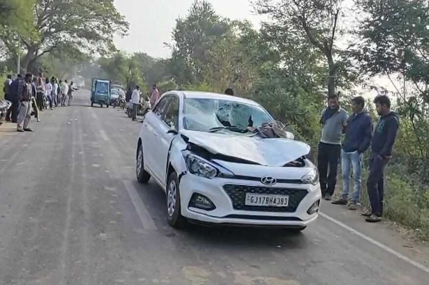 રાજેશ જોશી, શહેરા : પંચમહાલમાં આવેલા શહેરા તાલુકામાં મોરવા અને ગોકળપુરાની વચ્ચે કારે રાહદારીઓને અડફેટે લેતા ત્રણનાં મોત નીપજ્યાં છે. આ ત્રણેય વૃદ્ધોનાં ઘટના સ્થળે જ મોત નીપજ્યાં છે. કાર ચાલક ઘટનાસ્થળે કાર મુકીને ફરાર થઇ ગયો છે. હાલ પોલીસે ગુનો નોંધીને વધુ તપાસ હાથ ધરી છે. પોલીસની પ્રાથમિક તપાસમાં બહાર આવ્યું છે કે, કારનાં માલિકનું નામ રાજેશ બાબર પટેલ છે. રાજેશ જોશી, શહેરા : પંચમહાલમાં આવેલા શહેરા તાલુકામાં મોરવા અને ગોકળપુરાની વચ્ચે કારે રાહદારીઓને અડફેટે લેતા ત્રણનાં મોત નીપજ્યાં છે. આ ત્રણેય વૃદ્ધોનાં ઘટના સ્થળે જ મોત નીપજ્યાં છે. કાર ચાલક ઘટનાસ્થળે કાર મુકીને ફરાર થઇ ગયો છે. હાલ પોલીસે ગુનો નોંધીને વધુ તપાસ હાથ ધરી છે. પોલીસની પ્રાથમિક તપાસમાં બહાર આવ્યું છે કે, કારનાં માલિકનું નામ રાજેશ બાબર પટેલ છે.