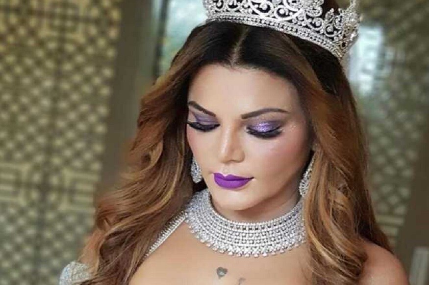 અભિનેત્રી રાખી સાવંત (Rakhi Sawant) પોતાના અંગત અને જાહેર જીવનના કારણે છાસવારે ચર્ચામાં રહે છે. રાખી સોશિલય મીડિયા (Social media) ઉપર પોતાના વીડિયો અને ટ્વીટના કારણે પણ ચર્ચામાં રહેતી હોય છે. તાજેતરમાં રાખી સાવંતે પોતાના લગ્ન જીવન અંગે વાત કરતા એક વીડિયો (Video) સોશિયલ મીડિયા ઉપર શેર કર્યો હતો. આ વીડિયોમા રાખી સાવંત ખુબ જ ઉદાસ લાગી રહી છે અને તે પોતાના ચાહકોને કેટલીક સલાહપણ આપતી દેખાય છે. અભિનેત્રી રાખી સાવંત (Rakhi Sawant) પોતાના અંગત અને જાહેર જીવનના કારણે છાસવારે ચર્ચામાં રહે છે. રાખી સોશિલય મીડિયા (Social media) ઉપર પોતાના વીડિયો અને ટ્વીટના કારણે પણ ચર્ચામાં રહેતી હોય છે. તાજેતરમાં રાખી સાવંતે પોતાના લગ્ન જીવન અંગે વાત કરતા એક વીડિયો (Video) સોશિયલ મીડિયા ઉપર શેર કર્યો હતો. આ વીડિયોમા રાખી સાવંત ખુબ જ ઉદાસ લાગી રહી છે અને તે પોતાના ચાહકોને કેટલીક સલાહપણ આપતી દેખાય છે.