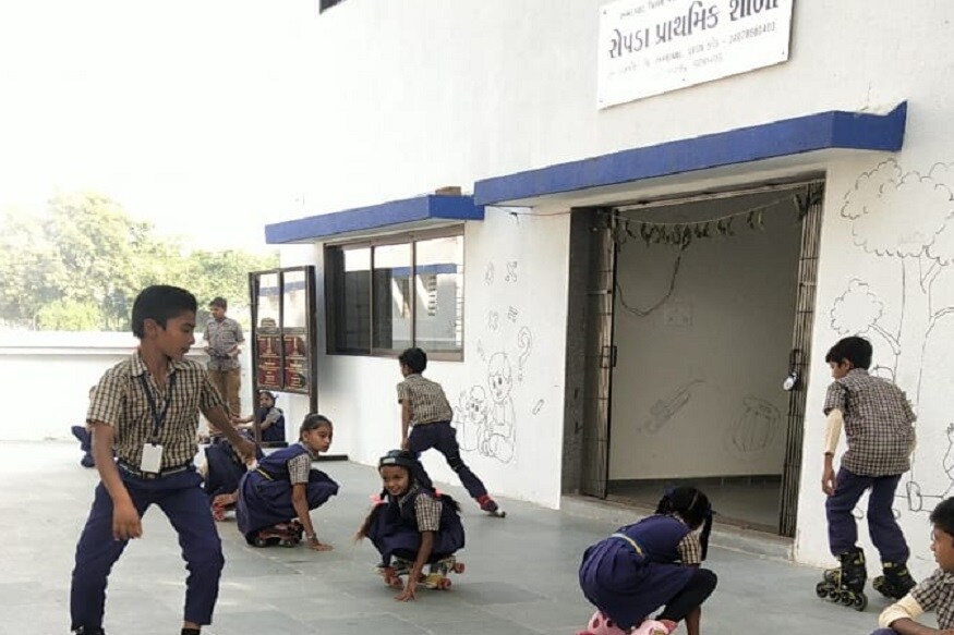 સ્કૂલના શિક્ષક મનીષ પટેલે જણાવ્યું હતું કે ગામની વસ્તી 1200ની છે મોટા ભાગે ઠાકોર અને પ્રજાપતિની વસ્તી છે. ઘણા સમય પછી સ્કેટિંગ શરુ થઈ. બાળકની પૈડા વાળા બુટ લાવવાની જીદએ શાળામાં સ્કેટિંગ શરુ કરાવ્યું હતું. બાળકોએ ઈન્ટર સ્કુલ અને રાજ્ય લેવલની સ્પર્ધામાં સારુ પ્રદર્શન કર્યું છે. મહત્વનું છે કે શાળામાં અભ્યાસ સાથે બીજી અલગ અલગ ઈત્તર પ્રવૃતિ પણ કરવામાં આવે છે પરંતુ બાળકોમાં સ્કેટિંગને લઈને વધી રહેલા રસના પગલે સ્કેટિંગ પર વધુ ભાર મુકાય છે. શાળાના શિક્ષકો અને ગામના લોકો પણ માની રહ્યાં છે કે શાળામાં પ્લેગ્રાઉન્ડ નથી. જો શાળા માટે રમતનું મેદાન મળી જાય તો બાળકોમાં રહેલું સ્કેટિંગનું આ કૌશલ્ય માત્ર રાજ્ય સુધી સિમિત ન રહેતા રાષ્ટ્રીય અને આંતરરાષ્ટ્રીય કક્ષાએ પણ ઉજાગર થાય અને દેશ દુનિયામાં ગુજરાતનું નામ રોશન થઈ શકે છે. સ્કૂલના શિક્ષક મનીષ પટેલે જણાવ્યું હતું કે ગામની વસ્તી 1200ની છે મોટા ભાગે ઠાકોર અને પ્રજાપતિની વસ્તી છે. ઘણા સમય પછી સ્કેટિંગ શરુ થઈ. બાળકની પૈડા વાળા બુટ લાવવાની જીદએ શાળામાં સ્કેટિંગ શરુ કરાવ્યું હતું. બાળકોએ ઈન્ટર સ્કુલ અને રાજ્ય લેવલની સ્પર્ધામાં સારુ પ્રદર્શન કર્યું છે. મહત્વનું છે કે શાળામાં અભ્યાસ સાથે બીજી અલગ અલગ ઈત્તર પ્રવૃતિ પણ કરવામાં આવે છે પરંતુ બાળકોમાં સ્કેટિંગને લઈને વધી રહેલા રસના પગલે સ્કેટિંગ પર વધુ ભાર મુકાય છે. શાળાના શિક્ષકો અને ગામના લોકો પણ માની રહ્યાં છે કે શાળામાં પ્લેગ્રાઉન્ડ નથી. જો શાળા માટે રમતનું મેદાન મળી જાય તો બાળકોમાં રહેલું સ્કેટિંગનું આ કૌશલ્ય માત્ર રાજ્ય સુધી સિમિત ન રહેતા રાષ્ટ્રીય અને આંતરરાષ્ટ્રીય કક્ષાએ પણ ઉજાગર થાય અને દેશ દુનિયામાં ગુજરાતનું નામ રોશન થઈ શકે છે.