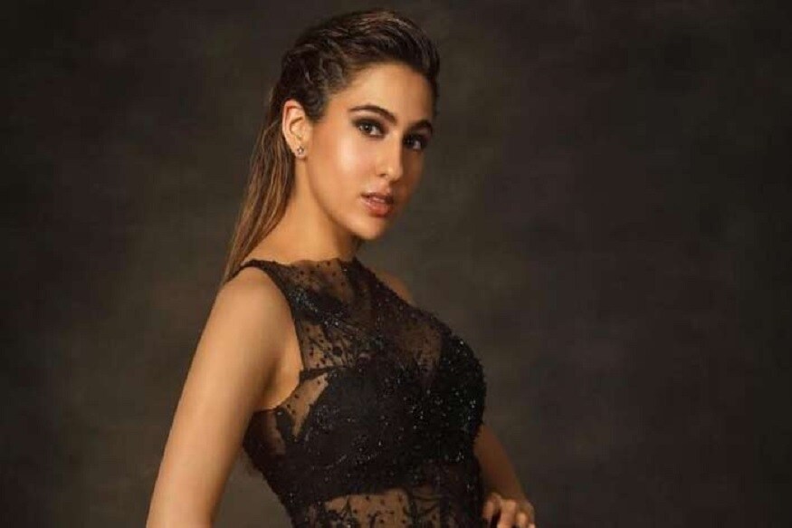 બોલિવૂડ અભિનેત્રી સારા અલી ખાન (Sara Ali khan) અવાર નવાર ચર્ચામાં રહે છે. ફિલ્મ કેદારનાથથી ડેબ્યૂ કરનાર અને રણવીર સિંહ સાથે ફિલ્મ સિંબા કરીને છવાઇ ગયેલી સારા અલી ખાન છેલ્લે લવ આજ કલ 2માં નજરે પડી હતી. આ ફિલ્મોમાં લોકોને તેની એક્ટિંગ પસંદ આવી હતી. સારા સામાન્ય રીતે સોશિયલ મીડિયા (Social Media) પર પોતાના ક્યૂટ અંદાજ માટે જાણીતી છે. ત્યારે હાલ તે સેલ્ફ આઇસોલેશનમાં છે. પણ સતત સોશિયલ મીડિયા પર તે એક્ટિવ રહે છે. જો કે રોયલ પરિવારથી આવતી સારા અલી ખાનને હાલમાં જ ઋષિ કપૂર વખાણ કર્યા હતા. અને આ વખાણ તેમણે તેની સાદગી માટે કર્યા હતા. બોલિવૂડ અભિનેત્રી સારા અલી ખાન (Sara Ali khan) અવાર નવાર ચર્ચામાં રહે છે. ફિલ્મ કેદારનાથથી ડેબ્યૂ કરનાર અને રણવીર સિંહ સાથે ફિલ્મ સિંબા કરીને છવાઇ ગયેલી સારા અલી ખાન છેલ્લે લવ આજ કલ 2માં નજરે પડી હતી. આ ફિલ્મોમાં લોકોને તેની એક્ટિંગ પસંદ આવી હતી. સારા સામાન્ય રીતે સોશિયલ મીડિયા (Social Media) પર પોતાના ક્યૂટ અંદાજ માટે જાણીતી છે. ત્યારે હાલ તે સેલ્ફ આઇસોલેશનમાં છે. પણ સતત સોશિયલ મીડિયા પર તે એક્ટિવ રહે છે. જો કે રોયલ પરિવારથી આવતી સારા અલી ખાનને હાલમાં જ ઋષિ કપૂર વખાણ કર્યા હતા. અને આ વખાણ તેમણે તેની સાદગી માટે કર્યા હતા.