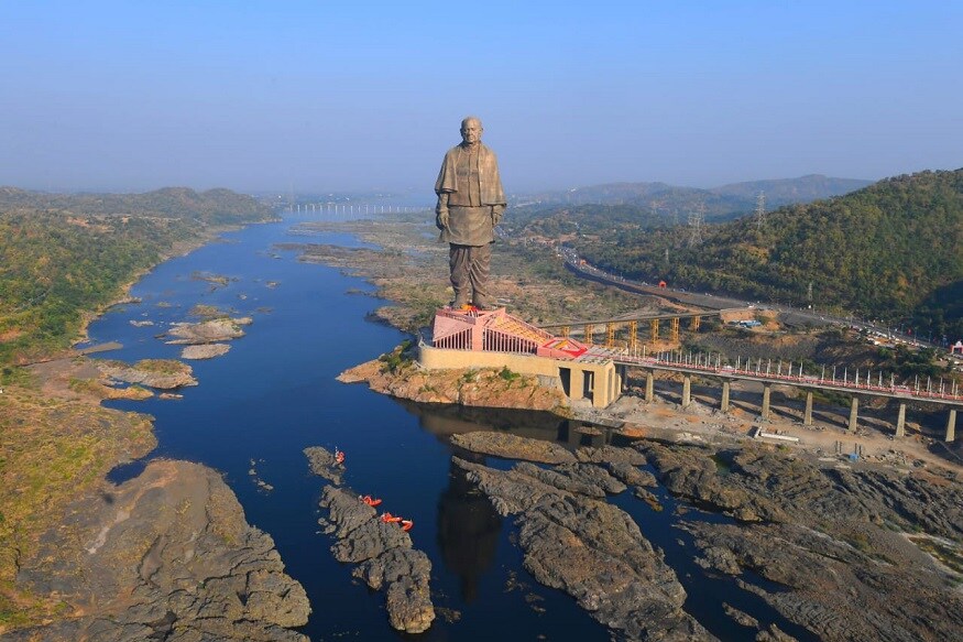 દિપક પટેલ, નર્મદા : વિશ્વની સૌથી ઊંચી પ્રતિમા એટલે સ્ટેચ્યૂ ઓફ યુનિટીમાં ચાલુ દિવસે પ્રવાસીઓનો ધસારો હોય છે. ત્યારે હવે 25મીથી ક્રિસમસનું વેકેશન ચાલુ થવાનું છે ત્યારે વધુ પ્રવાસીઓ આવે તેવી શક્યતાઓ સેવાઇ રહી છે. ગઇકાલે રવિવારે 29 હજાર પ્રવાસીઓએ સ્ટેચ્યૂ ઓફ યુનિટીની મુલાકાત લીધી હતી. આ સાથે ત્યાંની એક જ દિવસે રવિવારે 1 કરોડ રૂપિયા જેટલી આવક થઇ છે. દિપક પટેલ, નર્મદા : વિશ્વની સૌથી ઊંચી પ્રતિમા એટલે સ્ટેચ્યૂ ઓફ યુનિટીમાં ચાલુ દિવસે પ્રવાસીઓનો ધસારો હોય છે. ત્યારે હવે 25મીથી ક્રિસમસનું વેકેશન ચાલુ થવાનું છે ત્યારે વધુ પ્રવાસીઓ આવે તેવી શક્યતાઓ સેવાઇ રહી છે. ગઇકાલે રવિવારે 29 હજાર પ્રવાસીઓએ સ્ટેચ્યૂ ઓફ યુનિટીની મુલાકાત લીધી હતી. આ સાથે ત્યાંની એક જ દિવસે રવિવારે 1 કરોડ રૂપિયા જેટલી આવક થઇ છે.