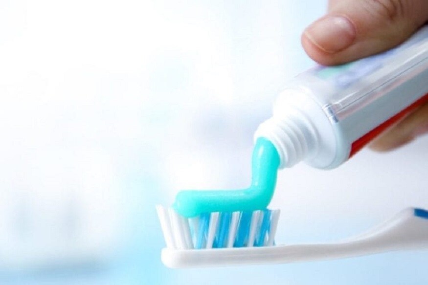 સામાન્ય રીતે આપણે ટૂથપેસ્ટને (Toothpaste) દાંત સાફ કરવા માટે ઉપયોગમાં લઈએ છીએ પરંતુ ટૂથપેસ્ટના બીજા પણ ઉપયોગો છે. ખીલ હોય કે દિવાલ પરના ડાઘ (Scar) હોય બધામાં ટૂથપેસ્ટનો ઉપયોગ ઘણો જ કામનો હોય છે. આજે આપણે ટૂથપેસ્ટના કેટલાક અક્ષીર (home remedie)ઉપાયો જોઈએ. સામાન્ય રીતે આપણે ટૂથપેસ્ટને (Toothpaste) દાંત સાફ કરવા માટે ઉપયોગમાં લઈએ છીએ પરંતુ ટૂથપેસ્ટના બીજા પણ ઉપયોગો છે. ખીલ હોય કે દિવાલ પરના ડાઘ (Scar) હોય બધામાં ટૂથપેસ્ટનો ઉપયોગ ઘણો જ કામનો હોય છે. આજે આપણે ટૂથપેસ્ટના કેટલાક અક્ષીર (home remedie)ઉપાયો જોઈએ.