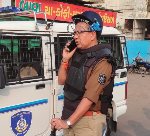 વડોદરામાં થયેલા હિંસક તોફાનોની તપાસ પોલીસ કમિશનર અનુપમ સિંહ ગહેલોતે ક્રાઇમ બ્રાન્ચને સોંપી છે. તેમણે જણાવ્યું હતું કે 'મસ્જિદમાંથી લોકો બહાર નીકળ્યા હતા. ત્યારે પેટ્રોલિંગ દરમિયાન પોલીસની ટીમ વિસ્તારની વીડિયોગ્રાફી કરી હતી, પરતુ મસ્જિદમાંથી બહાર નીકળતા લોકોની વીડિયોગ્રાફી કરવામાં આવી રહી ન હતી. તેમ છતાં કેટલાક લોકોએ વીડિયોગ્રાફી કરતા હોવાનું કહીને સામે વાંધો ઉઠાવ્યો હતો. આ સમયે 2થી3 છોકરાઓએ પોલીસની ગાડી પર પથ્થરમારો કર્યો હતો. અને પછી પથ્થરમારો વધી ગયો હતો. જેથી પોલીસે જવાબમાં ટીયર ગેસના સેલ છોડવામાં આવ્યા હતા. ” વડોદરામાં થયેલા હિંસક તોફાનોની તપાસ પોલીસ કમિશનર અનુપમ સિંહ ગહેલોતે ક્રાઇમ બ્રાન્ચને સોંપી છે. તેમણે જણાવ્યું હતું કે 'મસ્જિદમાંથી લોકો બહાર નીકળ્યા હતા. ત્યારે પેટ્રોલિંગ દરમિયાન પોલીસની ટીમ વિસ્તારની વીડિયોગ્રાફી કરી હતી, પરતુ મસ્જિદમાંથી બહાર નીકળતા લોકોની વીડિયોગ્રાફી કરવામાં આવી રહી ન હતી. તેમ છતાં કેટલાક લોકોએ વીડિયોગ્રાફી કરતા હોવાનું કહીને સામે વાંધો ઉઠાવ્યો હતો. આ સમયે 2થી3 છોકરાઓએ પોલીસની ગાડી પર પથ્થરમારો કર્યો હતો. અને પછી પથ્થરમારો વધી ગયો હતો. જેથી પોલીસે જવાબમાં ટીયર ગેસના સેલ છોડવામાં આવ્યા હતા. ”