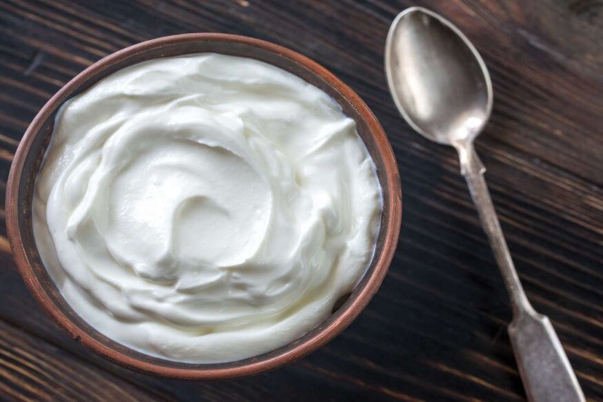 ગુજરાતીઓને (Gujarati) બપોરના જમ્યા પછી કે સાથે દહીં (Yogurt) ખાવાની આદત હોય છે. જો તમને પણ આવી આદત હોય તો તમને પણ અજાણતા ઘણાં ફાયદા (Benefits) થાય છે.દહીંમાં સારા બેક્ટેરિયા (Bacteria) હોય છે જે શરીરમાં રહેલા એકદમ સૂક્ષ્મજીવો સામે લડીને શરીરની પ્રતિકારક શક્તિ વધારે છે. આ ઉપરાંત પણ ઘણાં ફાયદા આપે છે તે જોઈએ. (HealthTips) ગુજરાતીઓને (Gujarati) બપોરના જમ્યા પછી કે સાથે દહીં (Yogurt) ખાવાની આદત હોય છે. જો તમને પણ આવી આદત હોય તો તમને પણ અજાણતા ઘણાં ફાયદા (Benefits) થાય છે.દહીંમાં સારા બેક્ટેરિયા (Bacteria) હોય છે જે શરીરમાં રહેલા એકદમ સૂક્ષ્મજીવો સામે લડીને શરીરની પ્રતિકારક શક્તિ વધારે છે. આ ઉપરાંત પણ ઘણાં ફાયદા આપે છે તે જોઈએ. (HealthTips)