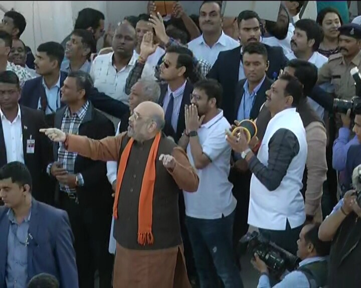 અમિત શાહના સ્વાગતમાં કાર્યકર્તાઓ CAAના સમર્થનના પોસ્ટરો અને બેનરો લઈને આવ્યા હતા. અમિત શાહની સાથે જીતુ વાઘાણી અને યુવા મોરચના અધ્ય ઋત્વિજ પટેલ પણ ઉપસ્થિત રહ્યા હતા. અમિત શાહના સ્વાગતમાં કાર્યકર્તાઓ CAAના સમર્થનના પોસ્ટરો અને બેનરો લઈને આવ્યા હતા. અમિત શાહની સાથે જીતુ વાઘાણી અને યુવા મોરચના અધ્ય ઋત્વિજ પટેલ પણ ઉપસ્થિત રહ્યા હતા.