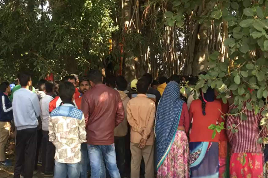 બનાવની વિગત એવી છે કે મોડાસાના સાયરા દધાલિયા રોડ પર વડલા પરથી એક યુવતીની લાશ લટકાવેલી હાલતમાં મળી આવી હતી. આ યુવતી 31મી ડિસેમ્બરનાં રોજ ગૂમ થઇ ગઇ હતી. પાંચ દિવસથી ગુમ યુવતીની લાશ ઝાડ પર લટકાવેલી હાલતમાં મળતા ચકચાર મચી ગઇ હતી. પરિવારનો આક્ષેપ છે કે આ યુવતી પર દુષકર્મ આચરીને તેના મૃતદેહને લટકાવી દેવાયો હોવાનો આક્ષેપ કર્યો હતો. બનાવની વિગત એવી છે કે મોડાસાના સાયરા દધાલિયા રોડ પર વડલા પરથી એક યુવતીની લાશ લટકાવેલી હાલતમાં મળી આવી હતી. આ યુવતી 31મી ડિસેમ્બરનાં રોજ ગૂમ થઇ ગઇ હતી. પાંચ દિવસથી ગુમ યુવતીની લાશ ઝાડ પર લટકાવેલી હાલતમાં મળતા ચકચાર મચી ગઇ હતી. પરિવારનો આક્ષેપ છે કે આ યુવતી પર દુષકર્મ આચરીને તેના મૃતદેહને લટકાવી દેવાયો હોવાનો આક્ષેપ કર્યો હતો.