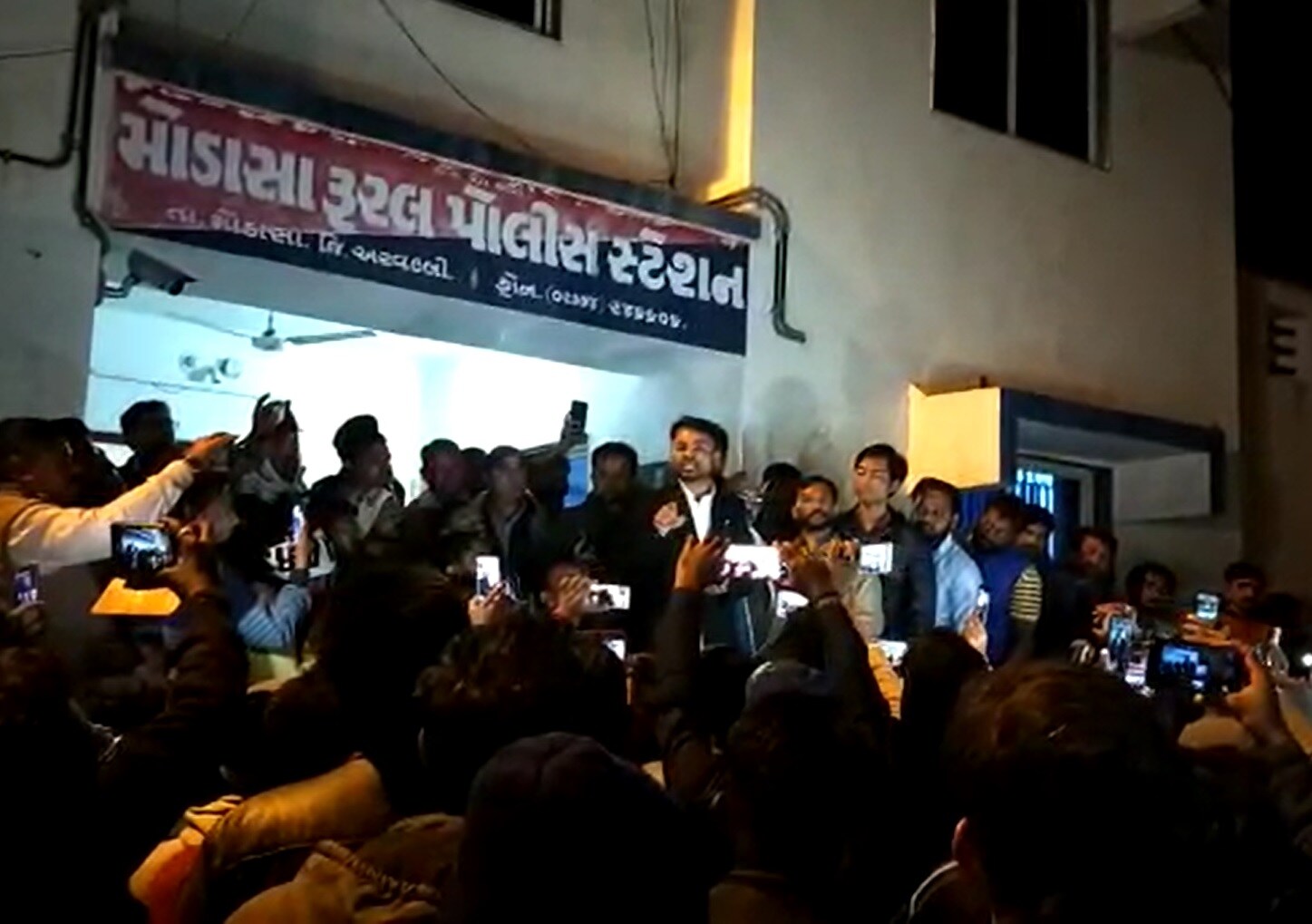 આ અંગે મૃતક યુવતીનાં પરિવારનાં વકીલ કેવલસિંહ રાઠોડે જણાવ્યું હતું કે, મૃતકનું અપહરણ કરીને તેની પર બળાત્કાર ગુજારીને તેની હત્યા કરવામાં આવી છે. અમારી માંગણી એવી છે કે, મૃતકનાં પિતાએ યુવતીનાં અપહરણની પાંચ દિવસ પહેલા ફરિયાદ કરી હતી. પરંતુ પોલીસ ફરિયાદ નોંધવામાં આવી ન હતી. જો તેમની પોલીસ ફરિયાદ નોંધવામાં નહીં આવે તો સમગ્ર મોડાસા જિલ્લામાં અમે ચક્કાજામ કરીશું. અમારી માંગણી છે કે, તાત્કાલિક એફઆઈઆર નોંધવામાં આવે અને અહીંનાં પીઆઈ રબારી સામે ડિપાર્ટમેન્ટલ એક્શન લેવાય અને સાથે એફઆઈઆરમાં તેમના નામ સાથે જે બેદરકારી દાખવી છે તે પણ લખવામાં આવે. આ અંગે મૃતક યુવતીનાં પરિવારનાં વકીલ કેવલસિંહ રાઠોડે જણાવ્યું હતું કે, મૃતકનું અપહરણ કરીને તેની પર બળાત્કાર ગુજારીને તેની હત્યા કરવામાં આવી છે. અમારી માંગણી એવી છે કે, મૃતકનાં પિતાએ યુવતીનાં અપહરણની પાંચ દિવસ પહેલા ફરિયાદ કરી હતી. પરંતુ પોલીસ ફરિયાદ નોંધવામાં આવી ન હતી. જો તેમની પોલીસ ફરિયાદ નોંધવામાં નહીં આવે તો સમગ્ર મોડાસા જિલ્લામાં અમે ચક્કાજામ કરીશું. અમારી માંગણી છે કે, તાત્કાલિક એફઆઈઆર નોંધવામાં આવે અને અહીંનાં પીઆઈ રબારી સામે ડિપાર્ટમેન્ટલ એક્શન લેવાય અને સાથે એફઆઈઆરમાં તેમના નામ સાથે જે બેદરકારી દાખવી છે તે પણ લખવામાં આવે.