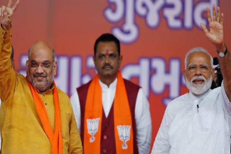 મયુર માંકડિયા ગાંધીનગર : પ્રદેશ સંગઠનમાં ફેરફાર થવાના છે જેની રાહ ભાજપના કાર્યકર્તાથી લઈને તમામ હોદ્દેદારો જોઈ રહ્યા છે ત્યારે 20 જાન્યુઆરી સુધીમાં જીલ્લા અને શહેર પ્રમુખોના નામની જાહેરાત થવાની શક્યતા છે. છેલ્લા ઘણા સમયથી જીલ્લા અને શહેર પ્રમુખોના નામનો યાદી તૈયાર કરી લેવામાં આવી છે પરંતુ હવે અમિત શાહની ગુજરાત મુલાકાત બાદ આ તમામ ગુંચ ઉકેલી ગઈ છે. આધાર ભૂત સૂત્રોની જો વાત માનીએ તો રાષ્ટ્રીય અધ્યક્ષ તરીકે જે પી નડ્ડા બનશે એ નિશ્ચિત છે. 20 જાન્યુઆરી એ જે પી નડ્ડા ચાર્જ સંભાળવાના છે એ બાદ જે રાજ્યોના સંગઠનમાં ફેરફાર બાકી છે તેની કામગીરી હાથ ધરવામાં આવશે. સૂત્રોએ પણ જણાવી રહ્યા છે કે રાજ્યમાં જાતિગત સમીકરણ ધ્યાને લઈને પ્રદેશ પ્રમુખની પસંદગી કરવામાં આવશે. જેમાં અત્યારે જીતુ વાઘાણી, પ્રદીપસિંહ જાડેજા, ગોરધન ઝડફિયા, રજની પટેલ અને ગણપત વસાવાના નામ ચર્ચાઈ રહ્યા છે. મયુર માંકડિયા ગાંધીનગર : પ્રદેશ સંગઠનમાં ફેરફાર થવાના છે જેની રાહ ભાજપના કાર્યકર્તાથી લઈને તમામ હોદ્દેદારો જોઈ રહ્યા છે ત્યારે 20 જાન્યુઆરી સુધીમાં જીલ્લા અને શહેર પ્રમુખોના નામની જાહેરાત થવાની શક્યતા છે. છેલ્લા ઘણા સમયથી જીલ્લા અને શહેર પ્રમુખોના નામનો યાદી તૈયાર કરી લેવામાં આવી છે પરંતુ હવે અમિત શાહની ગુજરાત મુલાકાત બાદ આ તમામ ગુંચ ઉકેલી ગઈ છે. આધાર ભૂત સૂત્રોની જો વાત માનીએ તો રાષ્ટ્રીય અધ્યક્ષ તરીકે જે પી નડ્ડા બનશે એ નિશ્ચિત છે. 20 જાન્યુઆરી એ જે પી નડ્ડા ચાર્જ સંભાળવાના છે એ બાદ જે રાજ્યોના સંગઠનમાં ફેરફાર બાકી છે તેની કામગીરી હાથ ધરવામાં આવશે. સૂત્રોએ પણ જણાવી રહ્યા છે કે રાજ્યમાં જાતિગત સમીકરણ ધ્યાને લઈને પ્રદેશ પ્રમુખની પસંદગી કરવામાં આવશે. જેમાં અત્યારે જીતુ વાઘાણી, પ્રદીપસિંહ જાડેજા, ગોરધન ઝડફિયા, રજની પટેલ અને ગણપત વસાવાના નામ ચર્ચાઈ રહ્યા છે.