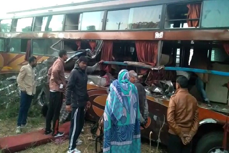 બનાસકાંઠામાં એક જ દિવસમાં બે અલગ અલગ અકસ્માતમાં બે લોકોના મોત નિપજ્યા. અમીરગઢ પાલનપુર હાઇવે પાસે આવેલા બાલારામ પુલ પરથી એક યુવક નીચે ખાબક્યો હતો. પુરપાટ ઝડપે આવી રહેલા યુવકે કાબુ ગુમાવતા મોતને નોતરૂ આપ્યું. અમીરગઢ પોલીસે કાર્યવાહી હાથ ધરી છે તો બનાસકાંઠાના ધાનેરામાં ખાનગી લકઝરી બસ અને ડમ્પર વચ્ચે ગમખ્વાર અકસ્માત સર્જાયો હતો. સામરવાડા પાસે થયેલા અકસ્માતમાં એક વ્યકિત મોતને ભેટ્યો તો 10 ઘાયલોને સરકારી હોસ્પિટલમાં ખસેડાયા હતા. અકસ્માતના 3 કલાક બાદ બસનો ચાલક બહાર નિકળી શક્યો હતો. બનાસકાંઠામાં એક જ દિવસમાં બે અલગ અલગ અકસ્માતમાં બે લોકોના મોત નિપજ્યા. અમીરગઢ પાલનપુર હાઇવે પાસે આવેલા બાલારામ પુલ પરથી એક યુવક નીચે ખાબક્યો હતો. પુરપાટ ઝડપે આવી રહેલા યુવકે કાબુ ગુમાવતા મોતને નોતરૂ આપ્યું. અમીરગઢ પોલીસે કાર્યવાહી હાથ ધરી છે તો બનાસકાંઠાના ધાનેરામાં ખાનગી લકઝરી બસ અને ડમ્પર વચ્ચે ગમખ્વાર અકસ્માત સર્જાયો હતો. સામરવાડા પાસે થયેલા અકસ્માતમાં એક વ્યકિત મોતને ભેટ્યો તો 10 ઘાયલોને સરકારી હોસ્પિટલમાં ખસેડાયા હતા. અકસ્માતના 3 કલાક બાદ બસનો ચાલક બહાર નિકળી શક્યો હતો.