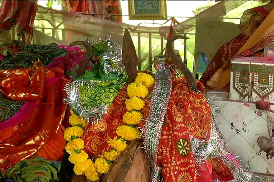 અમદાવાદ જિલ્લાના સાંણદ તાલુકાના ઝાંપા ગામ. સાણંદથી 35 કિલોમીટર દુર આવેલુ છે ઝાંપા ગામમાં ચુડેલ ફઈ બાનુ મંદિર. ગામ લોકોનુ માનવુ છે કે, અહી 20 વર્ષ પહેલા કોઈ દિવસે પણ નિકળી શકતુ ન હતુ. કારણ કે ત્યા કોઈ વ્યક્તિ આવીને ડરાવતી હતી. પરંતુ એક દિવસ ચુડેલ ઝાપાગામના આત્મારામભાઈએ જોઈ. જોકે આત્મારામભાઈ ડરયા નહી પરંતુ તેનુ સ્વરૂપ જોયુ અને આત્મારામભાઈએ તેને બેન બનાવી. અમદાવાદ જિલ્લાના સાંણદ તાલુકાના ઝાંપા ગામ. સાણંદથી 35 કિલોમીટર દુર આવેલુ છે ઝાંપા ગામમાં ચુડેલ ફઈ બાનુ મંદિર. ગામ લોકોનુ માનવુ છે કે, અહી 20 વર્ષ પહેલા કોઈ દિવસે પણ નિકળી શકતુ ન હતુ. કારણ કે ત્યા કોઈ વ્યક્તિ આવીને ડરાવતી હતી. પરંતુ એક દિવસ ચુડેલ ઝાપાગામના આત્મારામભાઈએ જોઈ. જોકે આત્મારામભાઈ ડરયા નહી પરંતુ તેનુ સ્વરૂપ જોયુ અને આત્મારામભાઈએ તેને બેન બનાવી.