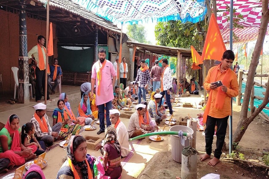 ડાંગ જિલ્લાના આદિવાસી વિસ્તારને ખ્રિસ્તી મિશનરીઓ દ્વારા ખ્રિસ્તીમાં ધર્માંતર થયેલા 144 આદિવાસીઓનું હિન્દુ અગ્નિવીર દ્વારા ધર્માંતર કરવામાં આવ્યું હતું. ત્યારે અગ્નિવીર દ્વારા વૈદિક દિક્ષા શુદ્ધિ કરણના કાર્યક્રમના સંમેલનમાં ધર્મ પરિવર્તન કરેલા ડાંગના હિન્દુ આદિવાસીઓને સમજાવીને ઘરવાપસી કરાવી હતી. ડાંગ જિલ્લાના આદિવાસી વિસ્તારને ખ્રિસ્તી મિશનરીઓ દ્વારા ખ્રિસ્તીમાં ધર્માંતર થયેલા 144 આદિવાસીઓનું હિન્દુ અગ્નિવીર દ્વારા ધર્માંતર કરવામાં આવ્યું હતું. ત્યારે અગ્નિવીર દ્વારા વૈદિક દિક્ષા શુદ્ધિ કરણના કાર્યક્રમના સંમેલનમાં ધર્મ પરિવર્તન કરેલા ડાંગના હિન્દુ આદિવાસીઓને સમજાવીને ઘરવાપસી કરાવી હતી.