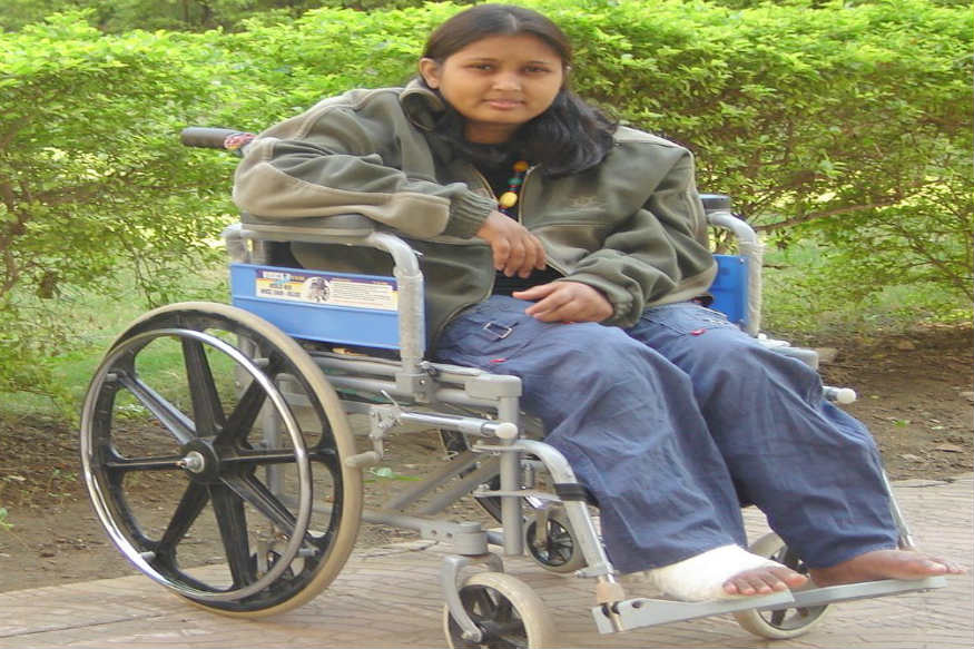 26 જાન્યુઆરી 2001ની એ સવાર ગુજરાત કદાચ ક્યારેય નહીં ભૂલે. એ ભૂકંપ એ કચ્છમાં ભારે તારાજી સર્જી હતી. અંજારના એક નાનકડા ગામમાં રહેતી 17 વર્ષની નીતા એ સમયે 10માં ધોરણ માં અભ્યાસ કરતી હતી. એ સમયે નીતાની સગાઈ પણ થઈ ચૂકી હતી ને પછીના વર્ષે તેના લગ્ન પણ થવાના હતા. પણ ના જાણ્યું જાનકી નાથે કાલે શુ થવાનું છે. ને 26મી એ સવારે કચ્છ ની ધરા ધ્રુજી. પોતાના પર દીવાલ પડવાથી બે દિવસ નીતા કાટમાળ નીચે દટાયેલી રહી અને નિતાને સ્પાઇનલ કોર્ડ ઈંજરી નો પ્રૉબ્લેમ થયો નીતાની આ હાલત થી સાસરિયા ઓએ સગાઈ પણ તોડી નાખી હતી. 26 જાન્યુઆરી 2001ની એ સવાર ગુજરાત કદાચ ક્યારેય નહીં ભૂલે. એ ભૂકંપ એ કચ્છમાં ભારે તારાજી સર્જી હતી. અંજારના એક નાનકડા ગામમાં રહેતી 17 વર્ષની નીતા એ સમયે 10માં ધોરણ માં અભ્યાસ કરતી હતી. એ સમયે નીતાની સગાઈ પણ થઈ ચૂકી હતી ને પછીના વર્ષે તેના લગ્ન પણ થવાના હતા. પણ ના જાણ્યું જાનકી નાથે કાલે શુ થવાનું છે. ને 26મી એ સવારે કચ્છ ની ધરા ધ્રુજી. પોતાના પર દીવાલ પડવાથી બે દિવસ નીતા કાટમાળ નીચે દટાયેલી રહી અને નિતાને સ્પાઇનલ કોર્ડ ઈંજરી નો પ્રૉબ્લેમ થયો નીતાની આ હાલત થી સાસરિયા ઓએ સગાઈ પણ તોડી નાખી હતી.