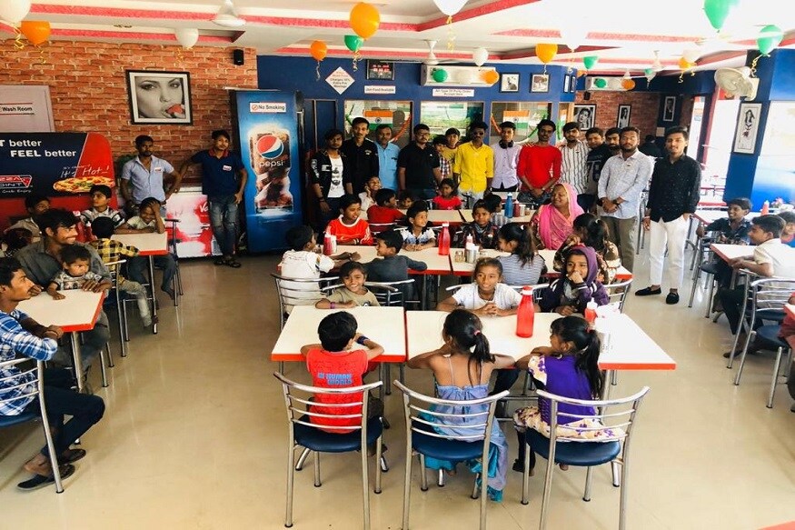 પ્રણવ પટેલ, અમદાવાદ : પ્રજાસત્તાક પર્વની ઉજવણી આજે સમગ્ર દેશ ધામધૂમ પૂર્વક કરી રહ્યું છે. દેશના નાગરિકોને આજે પોતાના હક્ક અને અધિકાર માટે સંવિધાન તૈયાર થયું હતુ. આજના દિવસ ભારત માટે પોતાની લોકશાહી અને સંવિધાન દિવસ એટલે ગણતંત્ર દિવસ. ત્યારે આઝાદીના અનેક વર્ષ બાદ પણ દેશમાં લાખો લોકોને એક ટંકનું ભોજન મળી રહ્યું નથી. ત્યારે અમદાવાદની સંસ્થા Happy To Help Youના કાર્યની મહેક ફેલાઇ છે. સંસ્થા દ્વારા ઝુંપડપટ્ટીમાં રહેતા બાળકો અને ગરીબ- શ્રમિક પરિવારના બાળકોને હોટલમાં લઇ પિત્ઝા - આઇસ્ક્રીમની જાયફત કરાવી પ્રજાસત્તાક પર્વની ઉજવણી કરી છે. પ્રણવ પટેલ, અમદાવાદ : પ્રજાસત્તાક પર્વની ઉજવણી આજે સમગ્ર દેશ ધામધૂમ પૂર્વક કરી રહ્યું છે. દેશના નાગરિકોને આજે પોતાના હક્ક અને અધિકાર માટે સંવિધાન તૈયાર થયું હતુ. આજના દિવસ ભારત માટે પોતાની લોકશાહી અને સંવિધાન દિવસ એટલે ગણતંત્ર દિવસ. ત્યારે આઝાદીના અનેક વર્ષ બાદ પણ દેશમાં લાખો લોકોને એક ટંકનું ભોજન મળી રહ્યું નથી. ત્યારે અમદાવાદની સંસ્થા Happy To Help Youના કાર્યની મહેક ફેલાઇ છે. સંસ્થા દ્વારા ઝુંપડપટ્ટીમાં રહેતા બાળકો અને ગરીબ- શ્રમિક પરિવારના બાળકોને હોટલમાં લઇ પિત્ઝા - આઇસ્ક્રીમની જાયફત કરાવી પ્રજાસત્તાક પર્વની ઉજવણી કરી છે.