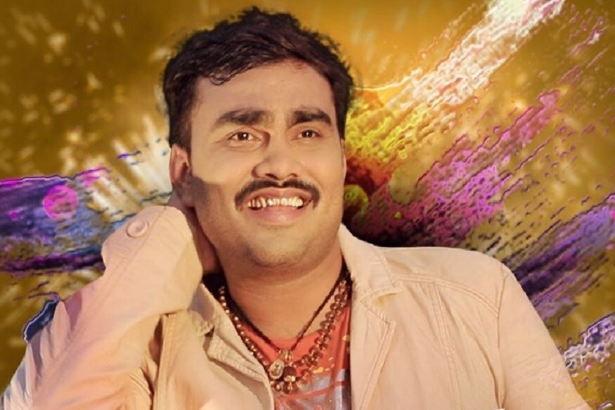 આ બનાવટી ફેસબુક એકાઉન્ટમાં તેની મંજૂરી વગર તેનો ફોટો મૂકીએ અને અલગ-અલગ સ્ટેટસ મૂકતો હતો. જેમ કે મારે નવા સોંગ માટે સારી હિરોઈન જોઈએ છે જેને પણ મારી સાથે હીરોઈન તરીકે કામ કરવું હોય તેમને એફબીમાં એસએમએસ કરે ને ફોટા મોકલો, તથા મારી જોડે કોને કામ કરવું છે જેને કરવું હોય તે મને એસએમએસ કરે. આ બનાવટી ફેસબુક એકાઉન્ટમાં તેની મંજૂરી વગર તેનો ફોટો મૂકીએ અને અલગ-અલગ સ્ટેટસ મૂકતો હતો. જેમ કે મારે નવા સોંગ માટે સારી હિરોઈન જોઈએ છે જેને પણ મારી સાથે હીરોઈન તરીકે કામ કરવું હોય તેમને એફબીમાં એસએમએસ કરે ને ફોટા મોકલો, તથા મારી જોડે કોને કામ કરવું છે જેને કરવું હોય તે મને એસએમએસ કરે.