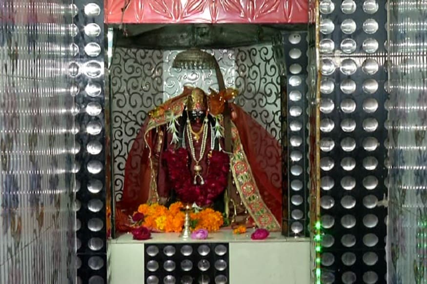 આ મંદિરમાં મહાકાળી માતાજીની બે મુર્તિ છે. એટલે કે એક સ્વયંમ પ્રગટ થયેલ મુર્તિ અને બીજી મુર્તિ છે. જેની પ્રાણપ્રતિષ્ઠ કરવામાં આવી હતી, અને બંને મૂર્તિની વિશેષ પુજા કરવામાં આવે છે. રોજ સવાર સાંજ આરતી થાય છે. માતાજીનો શણગાર કરવામાં આવે છે. મહાકાળી માતાની મૂર્તિ જોતા જ આકર્ષણ થાય છે. મંદિરમાં ઘીનો અખંડ દીવ પ્રગટે છે, અને મહાકાળી માતાજી ભક્તોની મનોકામના પૂર્ણ કરે છે. આ મંદિરમાં મહાકાળી માતાજીની બે મુર્તિ છે. એટલે કે એક સ્વયંમ પ્રગટ થયેલ મુર્તિ અને બીજી મુર્તિ છે. જેની પ્રાણપ્રતિષ્ઠ કરવામાં આવી હતી, અને બંને મૂર્તિની વિશેષ પુજા કરવામાં આવે છે. રોજ સવાર સાંજ આરતી થાય છે. માતાજીનો શણગાર કરવામાં આવે છે. મહાકાળી માતાની મૂર્તિ જોતા જ આકર્ષણ થાય છે. મંદિરમાં ઘીનો અખંડ દીવ પ્રગટે છે, અને મહાકાળી માતાજી ભક્તોની મનોકામના પૂર્ણ કરે છે.