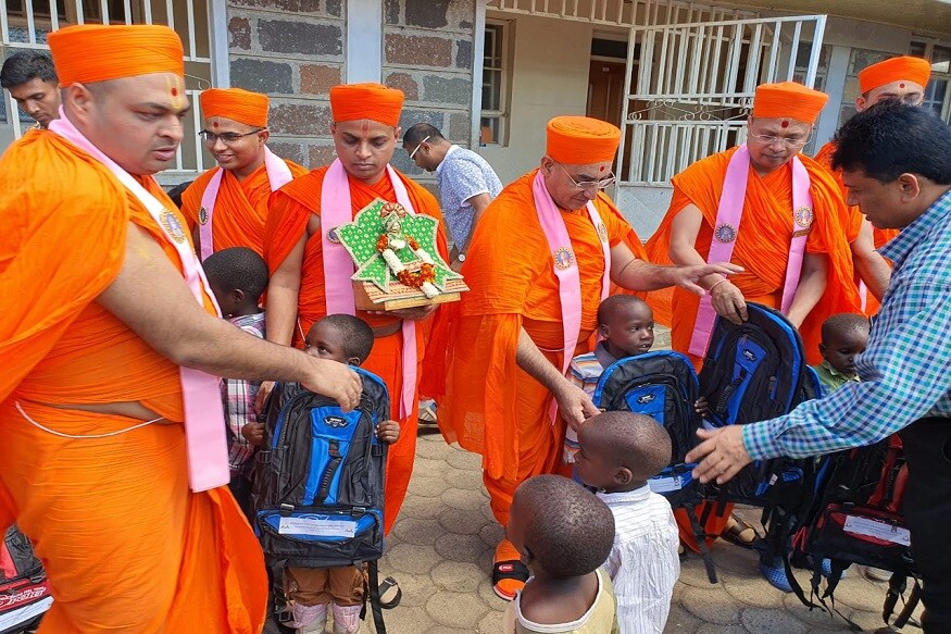 મણિનગર શ્રી સ્વામિનારાયણ ગાદી સંસ્થાન - શ્રી સ્વામિનારાયણ સિદ્ધાંત સજીવન મંડળ, નાઈરોબી દ્વારા શ્રી સ્વામિનારાયણ ગાદીના આચાર્ય પુરુષોત્તમપ્રિયદાસજી સ્વામીજી મહારાજના આશીર્વાદથી પૂજનીય સંતોએ અનાથાશ્રમમાં સ્કૂલબેગ, ડેઈલી ફૂડ - સીધું સામાન વગેરેનું દાન કર્યું હતું. મણિનગર શ્રી સ્વામિનારાયણ ગાદી સંસ્થાન - શ્રી સ્વામિનારાયણ સિદ્ધાંત સજીવન મંડળ, નાઈરોબી દ્વારા શ્રી સ્વામિનારાયણ ગાદીના આચાર્ય પુરુષોત્તમપ્રિયદાસજી સ્વામીજી મહારાજના આશીર્વાદથી પૂજનીય સંતોએ અનાથાશ્રમમાં સ્કૂલબેગ, ડેઈલી ફૂડ - સીધું સામાન વગેરેનું દાન કર્યું હતું.