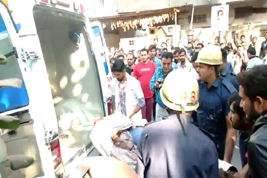 ભાડે રેહતા લોકો અનેક વાર રજૂઆત કરી હતી અને પાલિકામાં પણ અનેકવાર રજૂઆત કરવામાં આવતા છતાં પાલિકા દ્વારા કોઈ કાર્યવાહી કરવામાં આવી ન હતી, જેના કારણે આખરે મકાન ધરાશાઈ થયું હતું. જોકે બિલ્ડીંગનો ભાગ તૂટી પડતાં ત્રણ લોકોને રેસ્ક્યુ કરીને સારવાર અર્થે સ્મિમેર હોસ્પિટલમાં ખસેડવામાં આવ્યાં છે. જયાં 21 વર્ષીય યુવકનું મોત નીપજયું છે. ઘટનાની જાણ થતાં ફાયરબ્રિગેડનો કાફલો સીએફઓ સહિતના અધિકારીઓ સાથે દોડી આવ્યા હતા. ભાડે રેહતા લોકો અનેક વાર રજૂઆત કરી હતી અને પાલિકામાં પણ અનેકવાર રજૂઆત કરવામાં આવતા છતાં પાલિકા દ્વારા કોઈ કાર્યવાહી કરવામાં આવી ન હતી, જેના કારણે આખરે મકાન ધરાશાઈ થયું હતું. જોકે બિલ્ડીંગનો ભાગ તૂટી પડતાં ત્રણ લોકોને રેસ્ક્યુ કરીને સારવાર અર્થે સ્મિમેર હોસ્પિટલમાં ખસેડવામાં આવ્યાં છે. જયાં 21 વર્ષીય યુવકનું મોત નીપજયું છે. ઘટનાની જાણ થતાં ફાયરબ્રિગેડનો કાફલો સીએફઓ સહિતના અધિકારીઓ સાથે દોડી આવ્યા હતા.