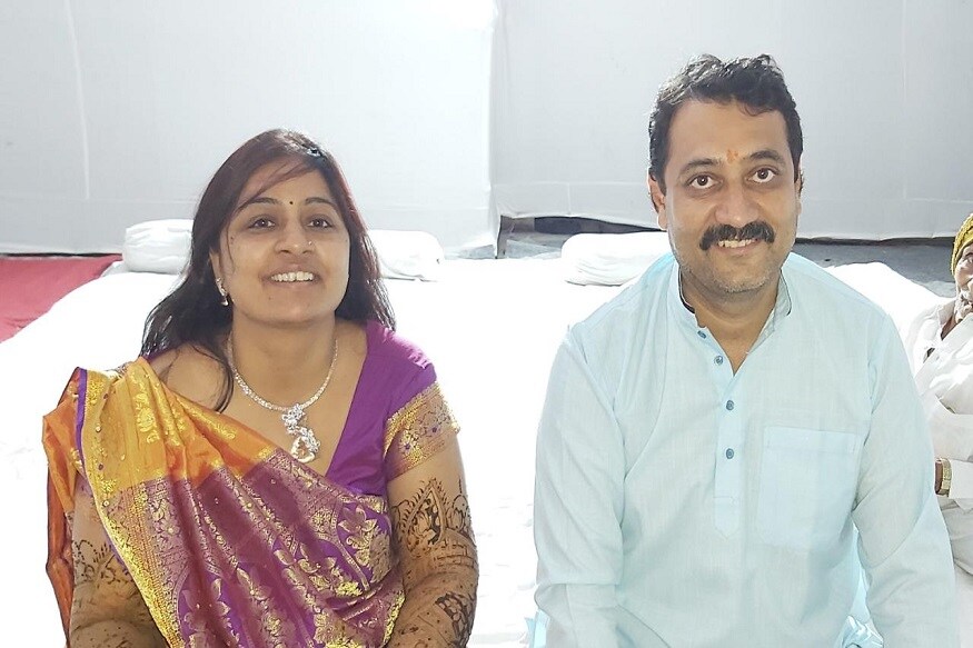 પરિવાર માને છે કે, સાંસારિક જીવનમાં કઈ રાખ્યું નથી, માત્ર આ જીવન નરક છે અને સાચું સુખ સંયમમાં છે. એટલે પોતે સંયમના માર્ગે જેણે લોકોને જીવનનો હોરર શો બતાવા જઈ રહ્યાની વાત કરી હતી. પોતાના જીવનમાં અનેક સુખ જોયા છે, કરોડો રૂપિયા કમાયા બાદ હવે સાચા સુખ માટે પરિવાર સાથે આ હીરા વેપારી દીક્ષા લેવા જઈ રહ્યા છે. પરિવાર માને છે કે, સાંસારિક જીવનમાં કઈ રાખ્યું નથી, માત્ર આ જીવન નરક છે અને સાચું સુખ સંયમમાં છે. એટલે પોતે સંયમના માર્ગે જેણે લોકોને જીવનનો હોરર શો બતાવા જઈ રહ્યાની વાત કરી હતી. પોતાના જીવનમાં અનેક સુખ જોયા છે, કરોડો રૂપિયા કમાયા બાદ હવે સાચા સુખ માટે પરિવાર સાથે આ હીરા વેપારી દીક્ષા લેવા જઈ રહ્યા છે.