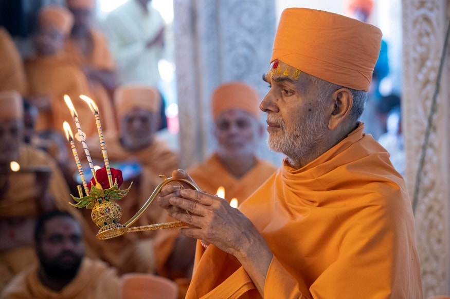 સમગ્ર ભારતભરમાંથી 51 પવિત્ર નદિઓના જળ અને ઔષધી કળશમાં ભેગું કરવામાં આવ્યાં હતાં અને કળશનું શાસ્ત્રોક વિધીથી પુજન થયું અને ત્યાર બાદ આ પવિત્ર જળથી મૂર્તિઓનો અભિષેક વિધી કરવામાં આવ્યો હતો. સમગ્ર ભારતભરમાંથી 51 પવિત્ર નદિઓના જળ અને ઔષધી કળશમાં ભેગું કરવામાં આવ્યાં હતાં અને કળશનું શાસ્ત્રોક વિધીથી પુજન થયું અને ત્યાર બાદ આ પવિત્ર જળથી મૂર્તિઓનો અભિષેક વિધી કરવામાં આવ્યો હતો.
