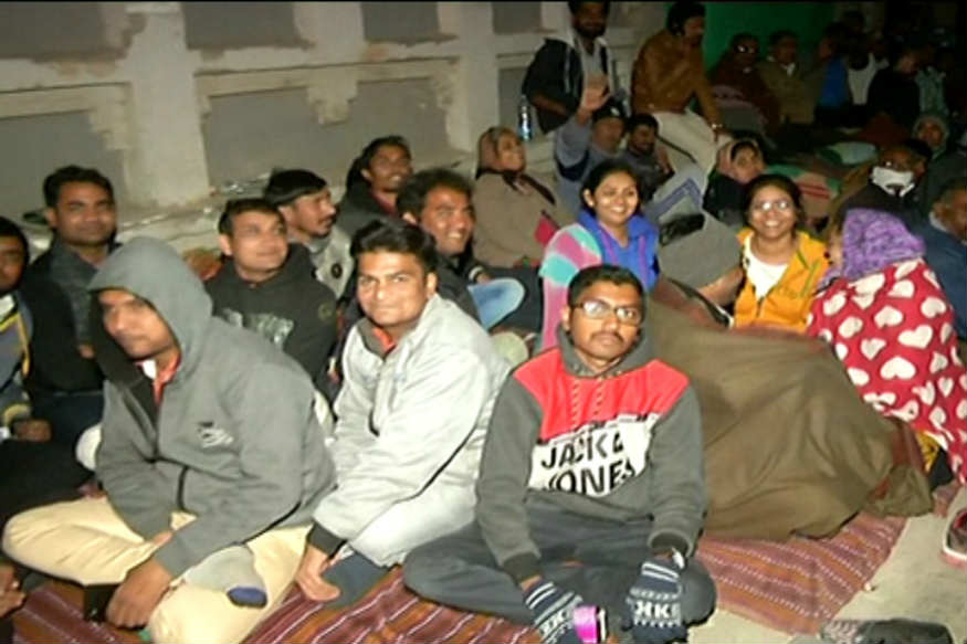 અમદાવાદ : શાળા અને કૉલેજોની લોકપ્રિયતાના કિસ્સા તો સૌએ સાંભળ્યા હશે પરંતુ ગુજરાતી મીડિયમની કોઈ શાળામાં પ્રવેશ મેળવવા માટે વાલીઓ આખી રાત શાળાની બહાર ફોર્મ મેળવવા પડ્યા રહે તેવું જવલ્લેજ બનતું હોય છે. જોકે, આ દૃશ્યો અમદાવાદના નિકોલમાં આવેલી ચાણક્ય પ્રાથમિક શાળાની બહાર જોવા મળ્યા હતા. શાળામાં ગુરૂવારે સવારે એડમિશનના ફોર્મ વિતરણ થવાના હતા તે મેળવવા વાલીઓ શાળાની બહાર લાઇનમાં ગોઠવાઈ ગયા હતા. અમદાવાદ : શાળા અને કૉલેજોની લોકપ્રિયતાના કિસ્સા તો સૌએ સાંભળ્યા હશે પરંતુ ગુજરાતી મીડિયમની કોઈ શાળામાં પ્રવેશ મેળવવા માટે વાલીઓ આખી રાત શાળાની બહાર ફોર્મ મેળવવા પડ્યા રહે તેવું જવલ્લેજ બનતું હોય છે. જોકે, આ દૃશ્યો અમદાવાદના નિકોલમાં આવેલી ચાણક્ય પ્રાથમિક શાળાની બહાર જોવા મળ્યા હતા. શાળામાં ગુરૂવારે સવારે એડમિશનના ફોર્મ વિતરણ થવાના હતા તે મેળવવા વાલીઓ શાળાની બહાર લાઇનમાં ગોઠવાઈ ગયા હતા.