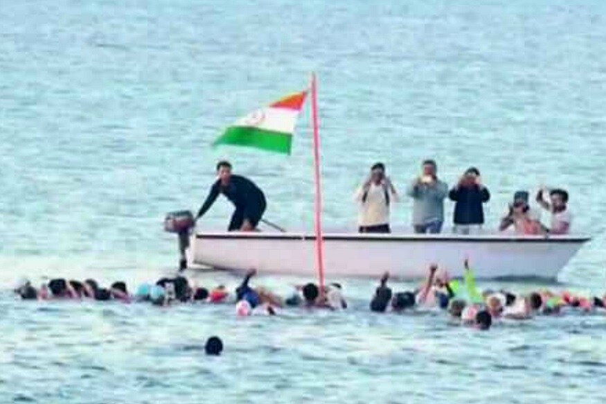 પોરબંદર : પોરબંદરમાં મધ દરિયે યુવાનો દ્વારા ધ્વજ વંદન કરવામાં આવ્યું છે. રાષ્ટ્રગાન બાદ સલામી આપીને રાષ્ટ્ર ધ્વજ ફરકાવ્યો છે. પોરબંદરનાં શ્રીરામ સી સ્વિમિંગ ક્લબ દ્વારા પોરબંદરની ચોપાટી ખાતે રાષ્ટ્રીય પર્વ 26મી જાન્યુઆરી અને 15મી ઓગસ્ટનાં દિવસે છેલ્લા ઘણાં વર્ષોથી મધદરિયે જઇ અને ધ્વજવંજન કરવામાં આવે છે પોરબંદર : પોરબંદરમાં મધ દરિયે યુવાનો દ્વારા ધ્વજ વંદન કરવામાં આવ્યું છે. રાષ્ટ્રગાન બાદ સલામી આપીને રાષ્ટ્ર ધ્વજ ફરકાવ્યો છે. પોરબંદરનાં શ્રીરામ સી સ્વિમિંગ ક્લબ દ્વારા પોરબંદરની ચોપાટી ખાતે રાષ્ટ્રીય પર્વ 26મી જાન્યુઆરી અને 15મી ઓગસ્ટનાં દિવસે છેલ્લા ઘણાં વર્ષોથી મધદરિયે જઇ અને ધ્વજવંજન કરવામાં આવે છે