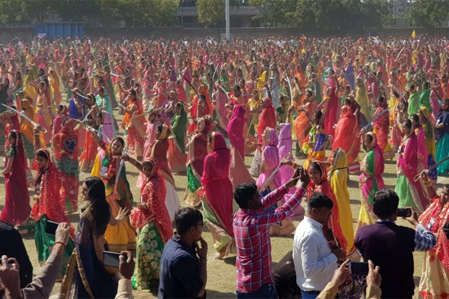 ઉલ્લેખનીય છે કે તલવાર રાસ ક્ષત્રિય સમાજના શોર્ય અને ખમીરી દર્શાવતો રાસ છે. આ તકે ઠાકોર સાહેબે જણાવ્યું હતું કે તેમના સમાજની દીકરીઓએ તેમના શૂરવીરો અને શોર્યની યાદ અપાવી છે. ઉલ્લેખનીય છે કે તલવાર રાસ ક્ષત્રિય સમાજના શોર્ય અને ખમીરી દર્શાવતો રાસ છે. આ તકે ઠાકોર સાહેબે જણાવ્યું હતું કે તેમના સમાજની દીકરીઓએ તેમના શૂરવીરો અને શોર્યની યાદ અપાવી છે.