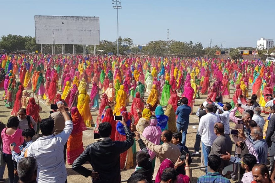 આજે યોજાયેલા તલવાર રાસમાં 9 મિનિટ 49 સેકન્ડમાં એક સાથે 2126 ભાઈ-બહેનોએ તલવાર રાસ કર્યો હતો. આ તલવાર રાસને ગિનિસ બુક ઓફ વર્લ્ડ રેકોર્ડ અને વર્લ્ડ રેકોર્ડ ઓફ બુકમાં સ્થાન પ્રાપ્ત થયું છે. આજે યોજાયેલા તલવાર રાસમાં 9 મિનિટ 49 સેકન્ડમાં એક સાથે 2126 ભાઈ-બહેનોએ તલવાર રાસ કર્યો હતો. આ તલવાર રાસને ગિનિસ બુક ઓફ વર્લ્ડ રેકોર્ડ અને વર્લ્ડ રેકોર્ડ ઓફ બુકમાં સ્થાન પ્રાપ્ત થયું છે.