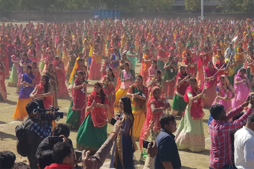 હરિન માત્રાવાડિયા, રાજકોટ : રાજકોટના 17મા ઠાકોર સાહેબની રાજતિલક અને રાજ્યાભિષેક વિધિના અલગ-અલગ કાર્યક્રમોની શરૂઆત થઈ ચૂકી છે. રાજકોટમાં આજે ક્ષત્રિયોનો પરંપરાગત તલવાર રાસ યોજાયો હતો. આ તલવાર રાસને બે અલગ અલગ વર્લ્ડ રેકોર્ડમાં સ્થાન પ્રાપ્ત થયા છે. હરિન માત્રાવાડિયા, રાજકોટ : રાજકોટના 17મા ઠાકોર સાહેબની રાજતિલક અને રાજ્યાભિષેક વિધિના અલગ-અલગ કાર્યક્રમોની શરૂઆત થઈ ચૂકી છે. રાજકોટમાં આજે ક્ષત્રિયોનો પરંપરાગત તલવાર રાસ યોજાયો હતો. આ તલવાર રાસને બે અલગ અલગ વર્લ્ડ રેકોર્ડમાં સ્થાન પ્રાપ્ત થયા છે.